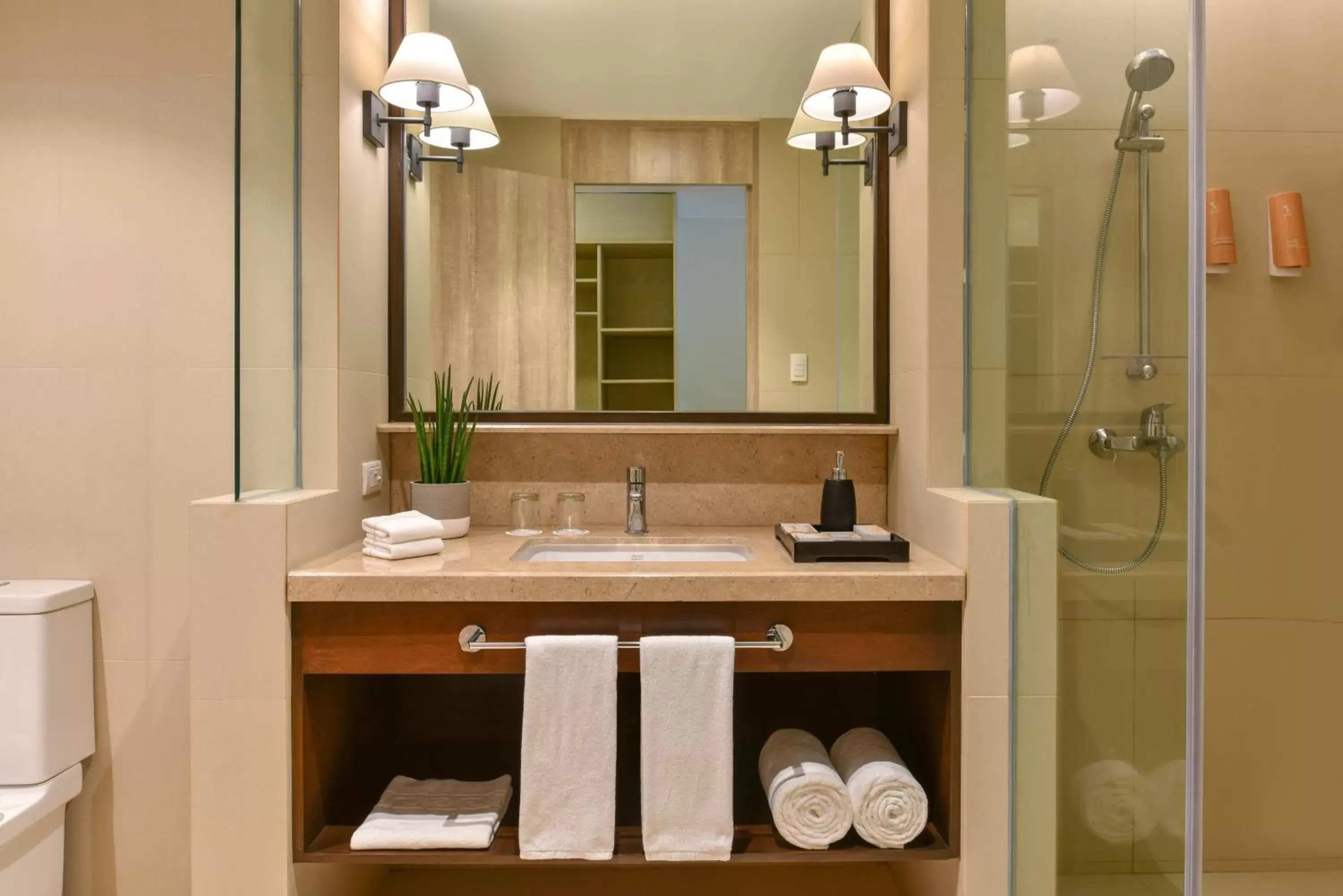 Deluxe Room with 1 King Bed, Garden View - single occupancy in Seda Lio Deluxe Room with 1 King Bed, Garden View - single occupancy in Seda Lio