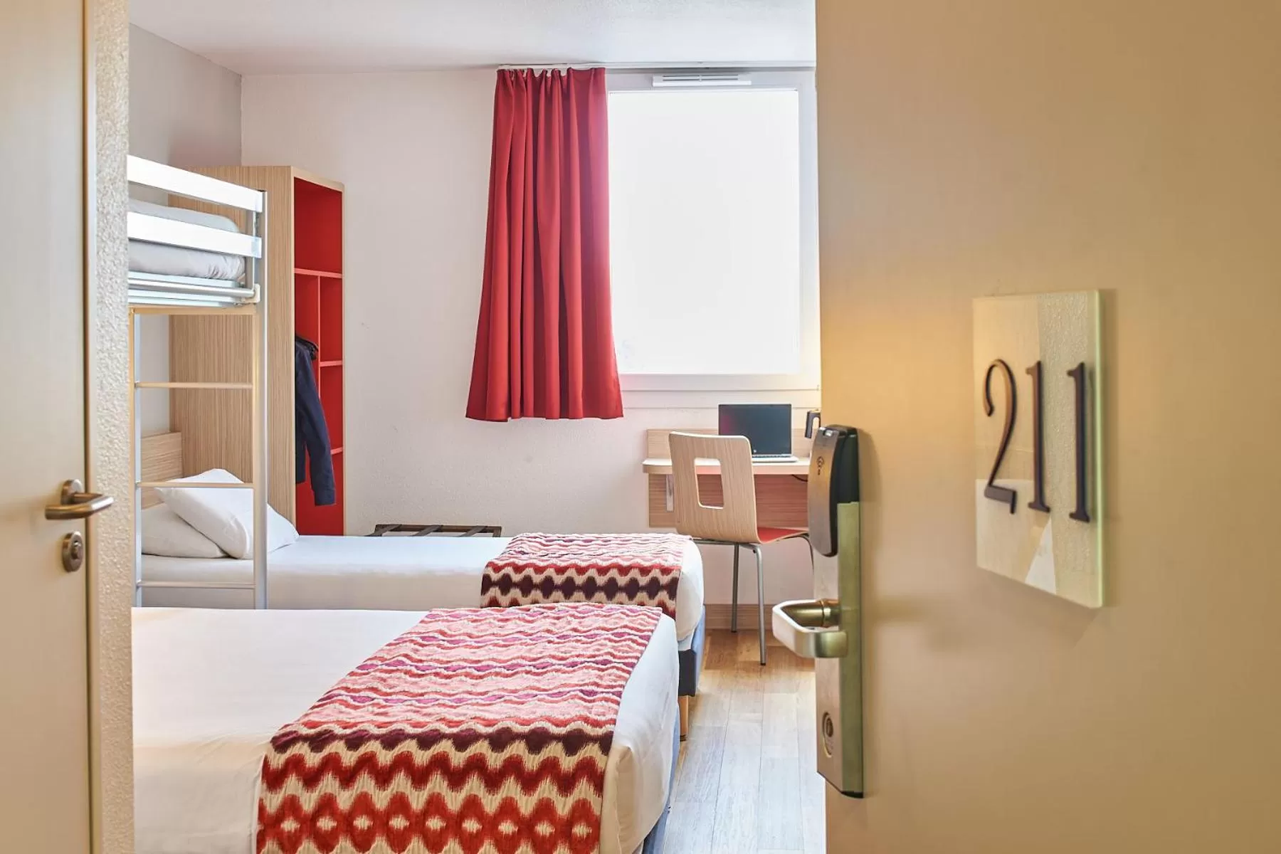 Bedroom, Bed in Kyriad Rouen Sud - Val de Reuil