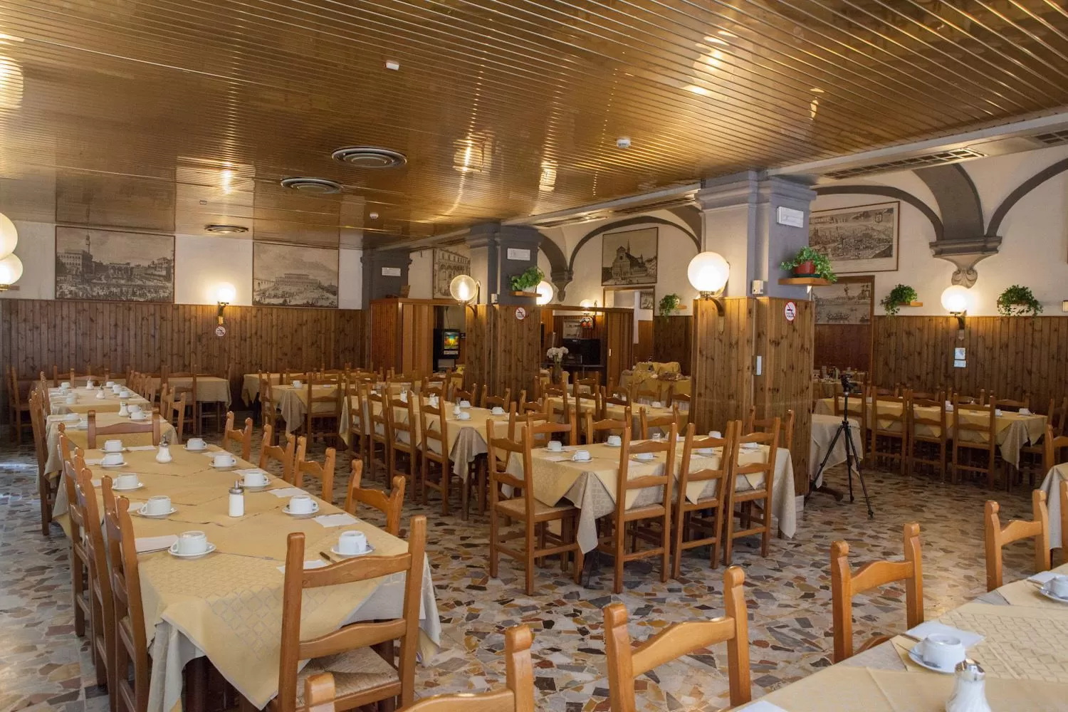 Restaurant/places to eat in AUTO PARK Hotel