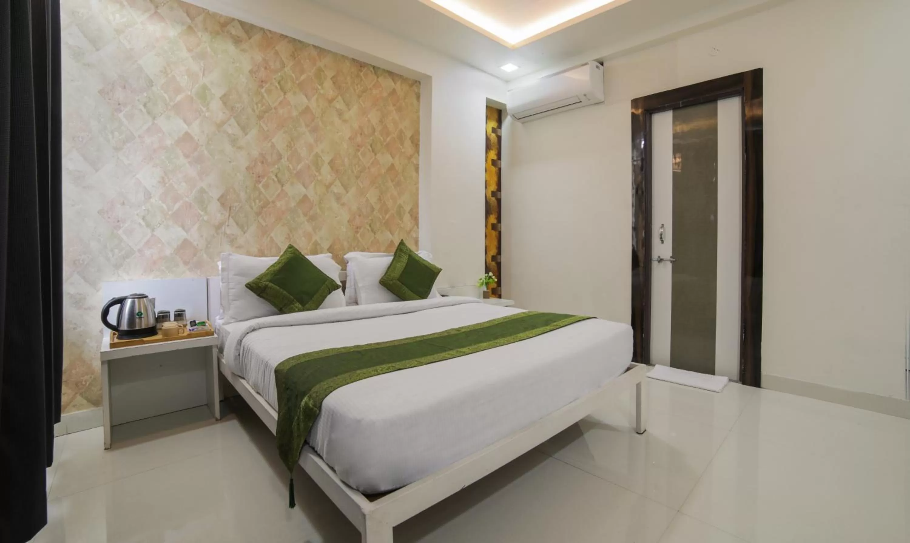 Bedroom, Bed in Itsy Hotels Le Clover