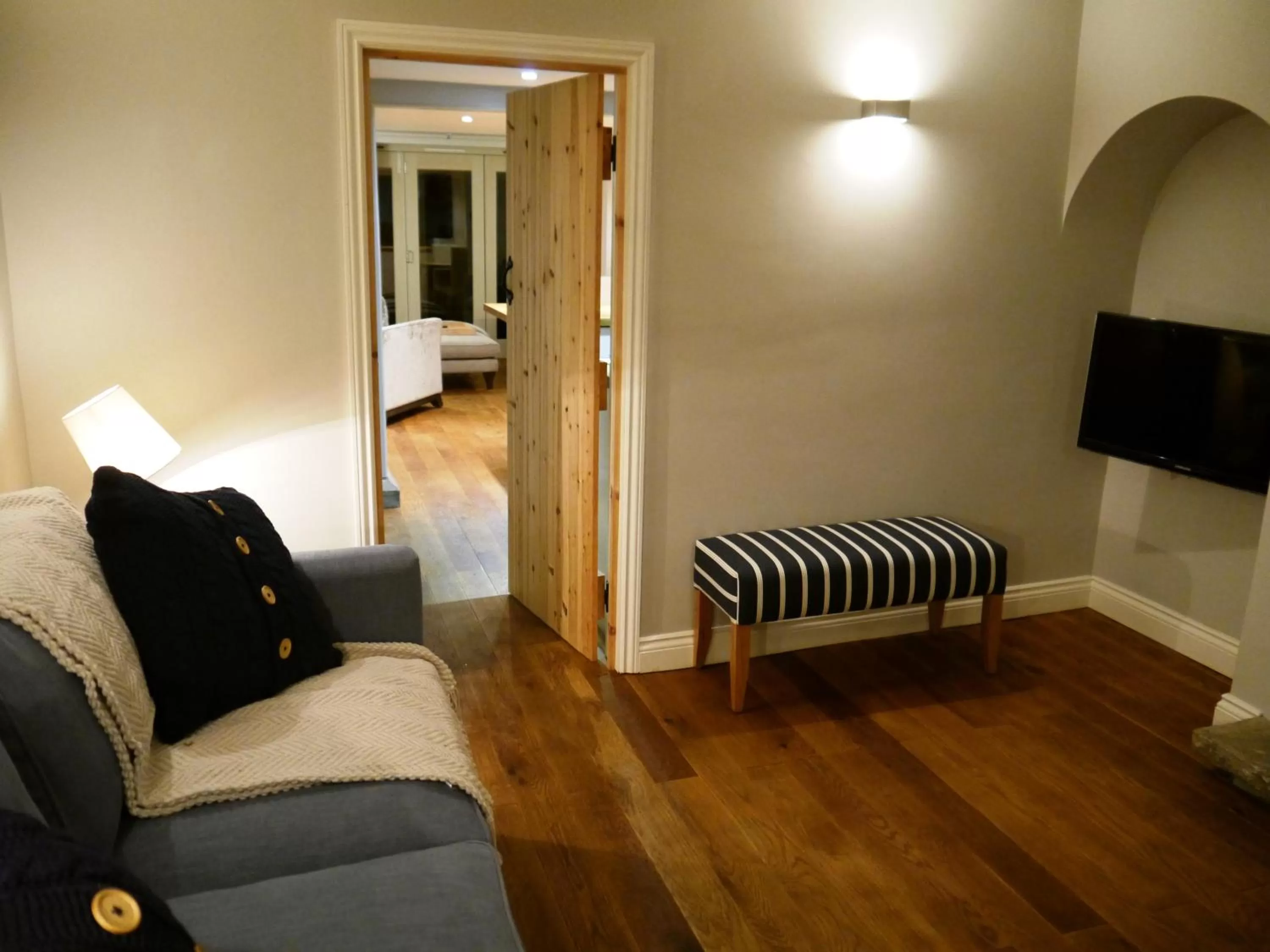 Communal lounge/ TV room, Bed in Castle Hotel & Apartments