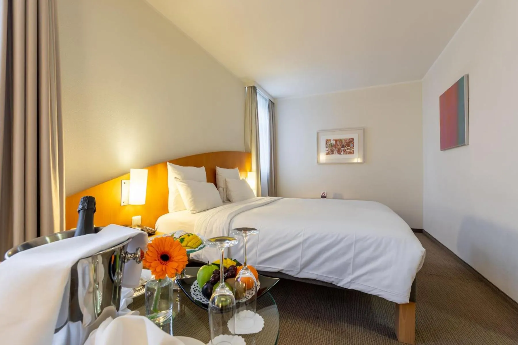 Toilet, Bed in Novotel Mainz