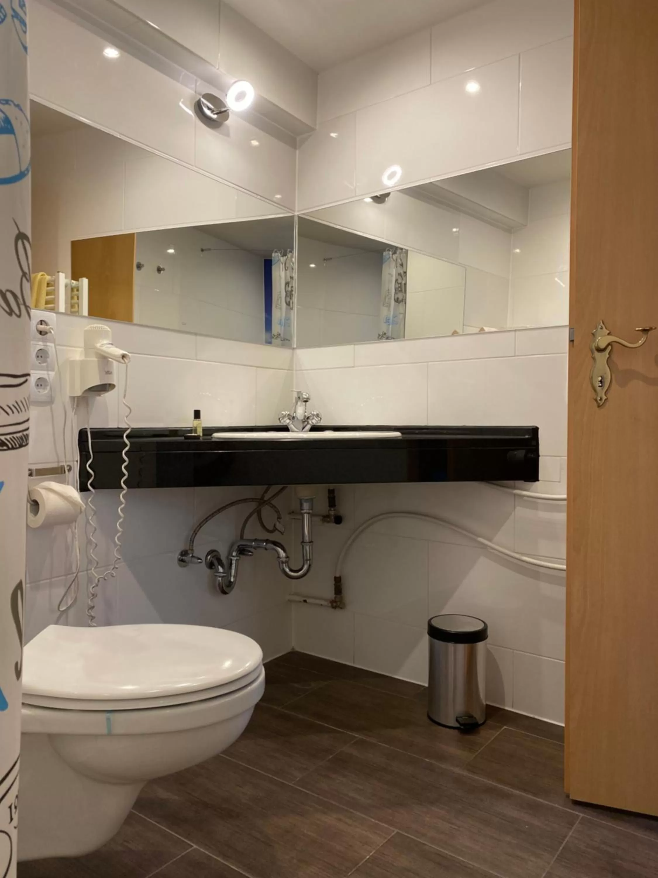 Toilet, Bathroom in Marktplatzhotel - Restaurant Tafelspitz