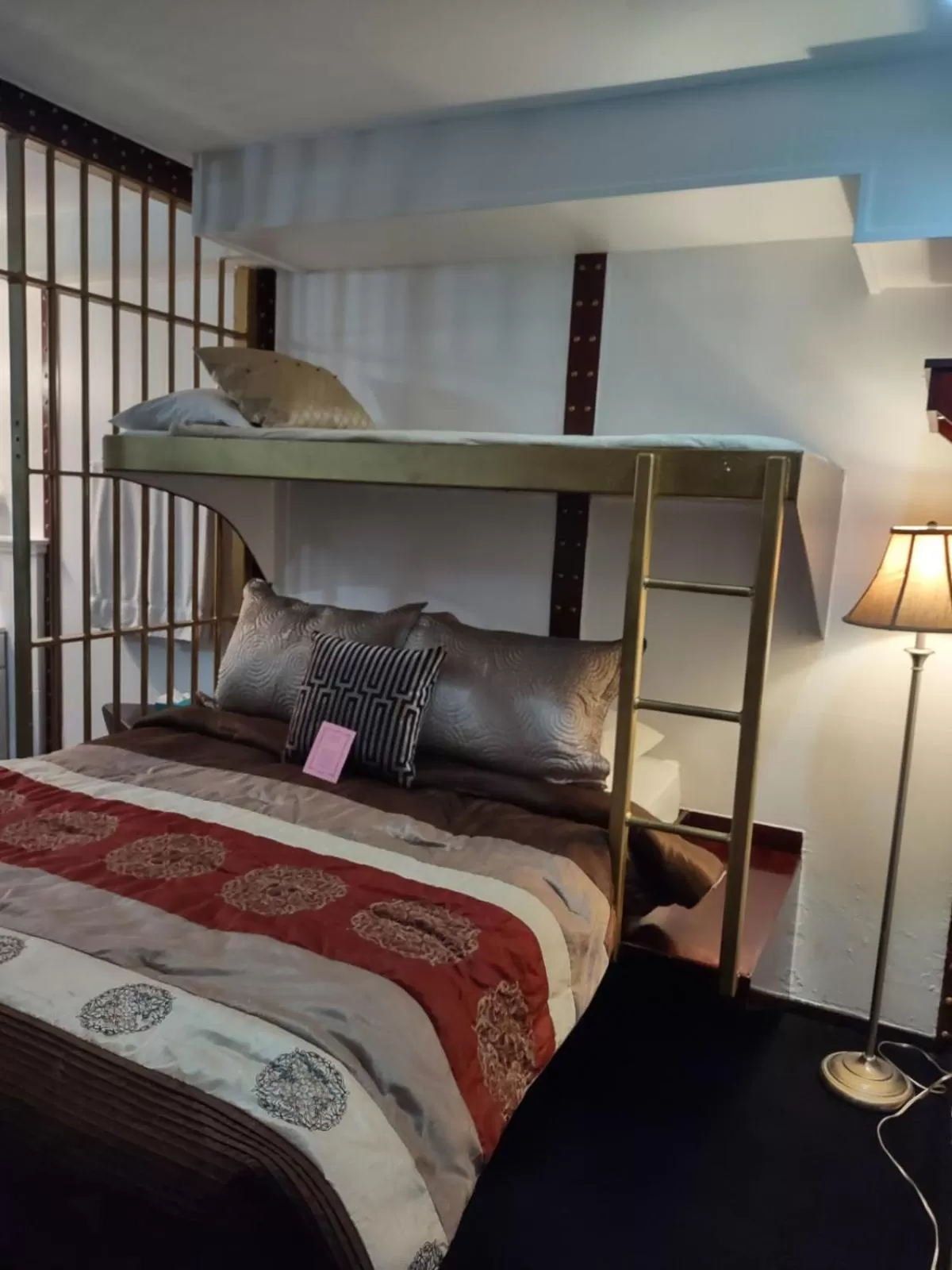 bunk bed, Bed in The King George Inn