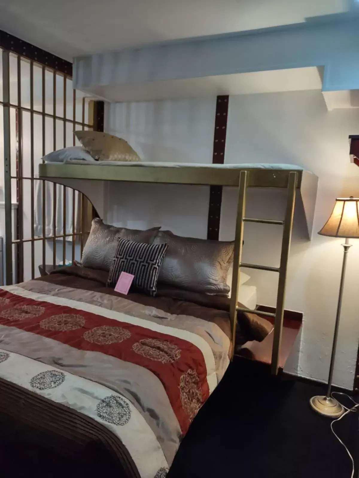 Triple Room with Shower in The King George Inn Triple Room with Shower in The King George Inn