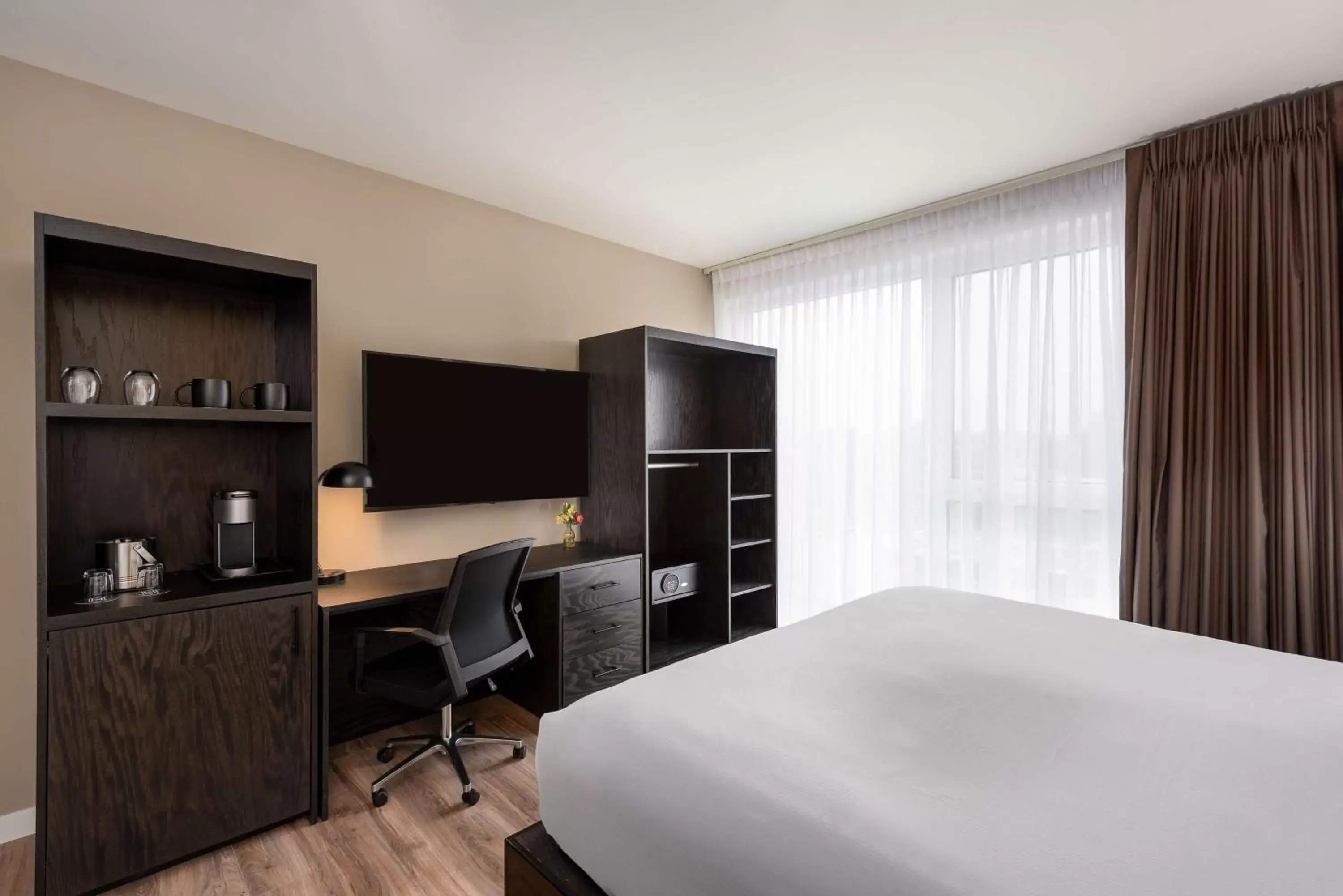 King Room in Holman Riverfront Park Hotel Salem, Tapestry By Hilton King Room in Holman Riverfront Park Hotel Salem, Tapestry By Hilton