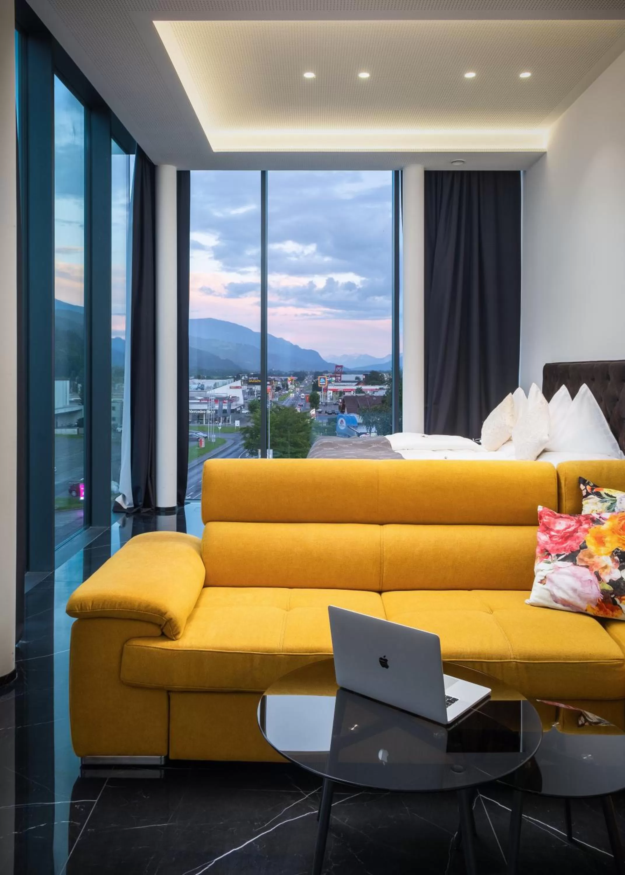 Living room, Seating Area in On The Way 24 - Sauna & Golfsimulator inklusive