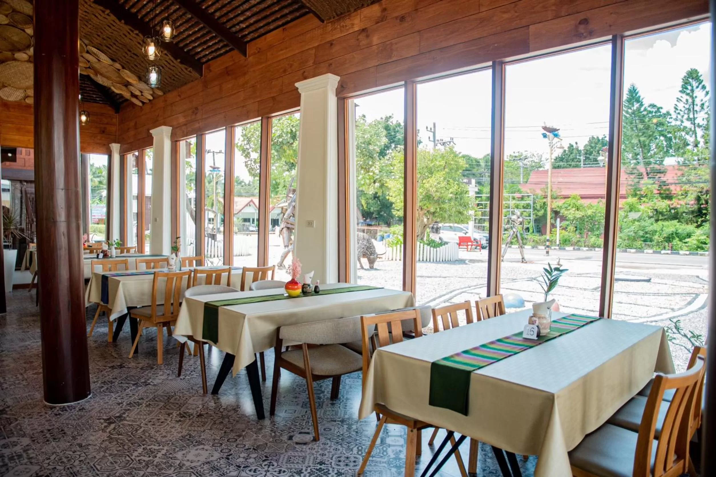 Restaurant/places to eat in Maikaew Damnoen Resort