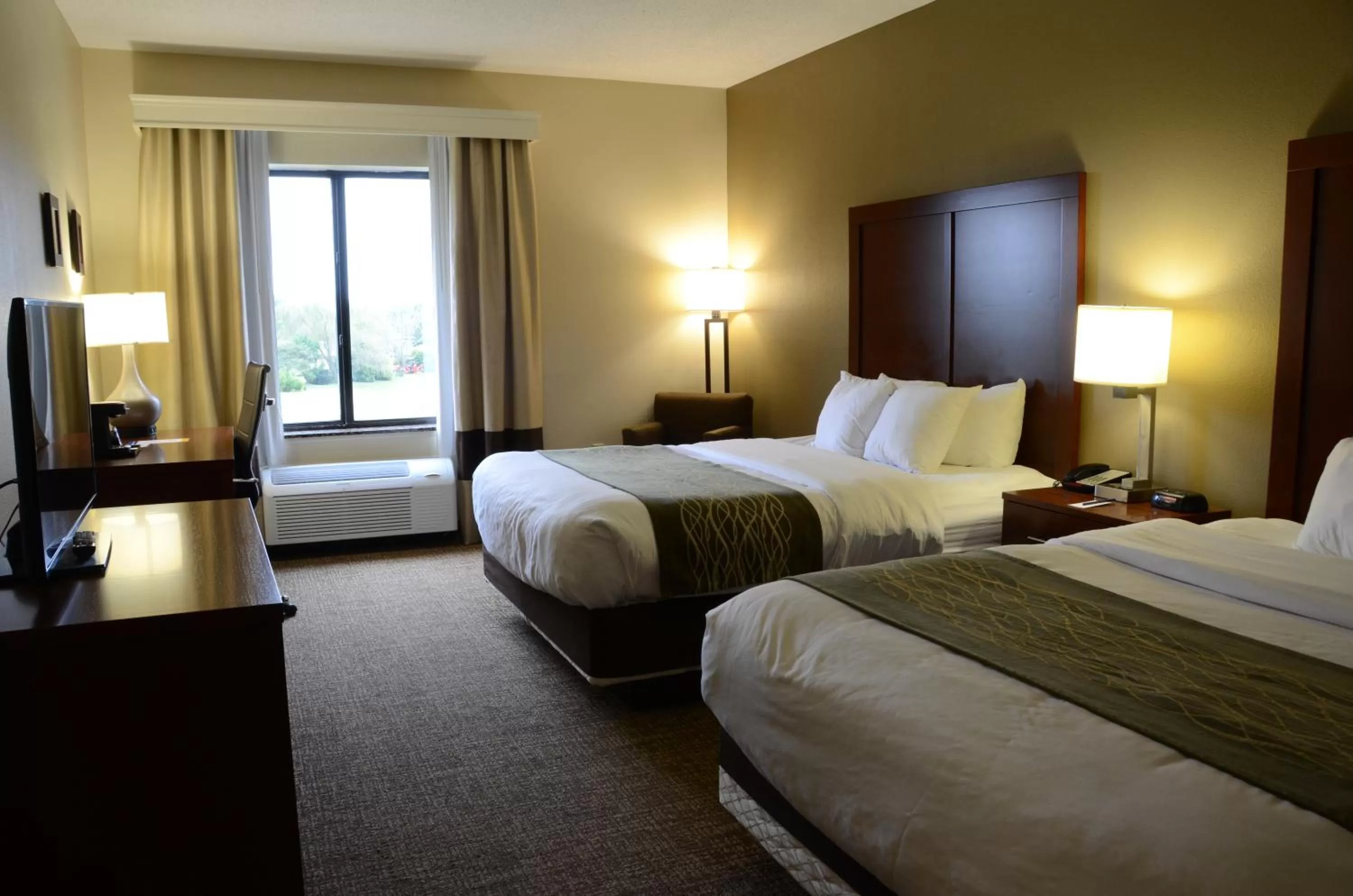 Bed in Comfort Inn & Suites Cave City