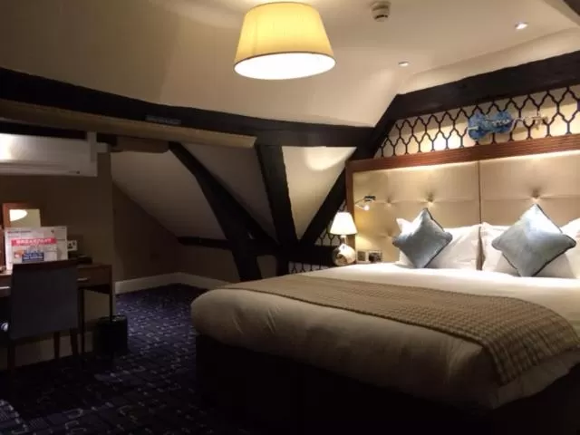 Shower, Bed in The Crown Wetherspoon