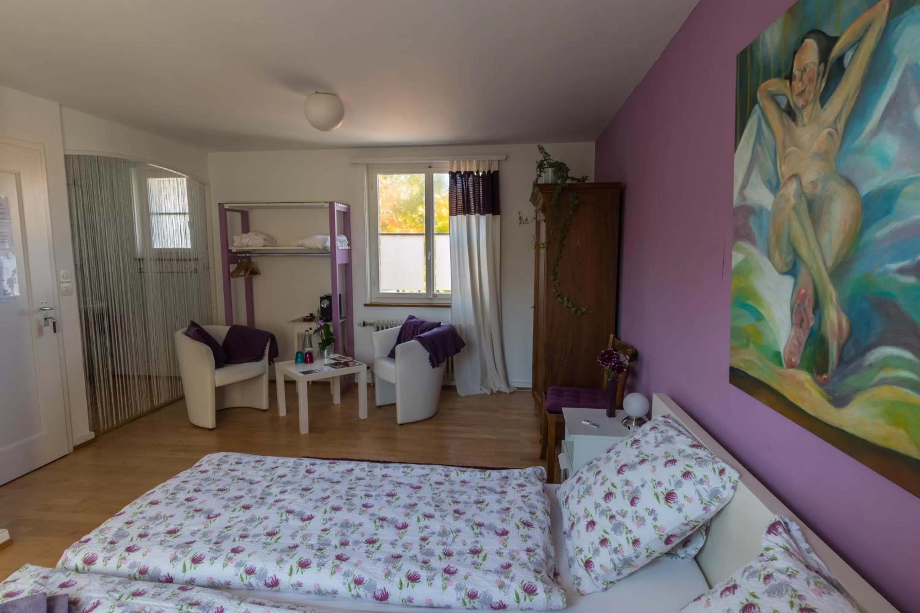 Seating area, Bed in B&B Kalimera Pratteln