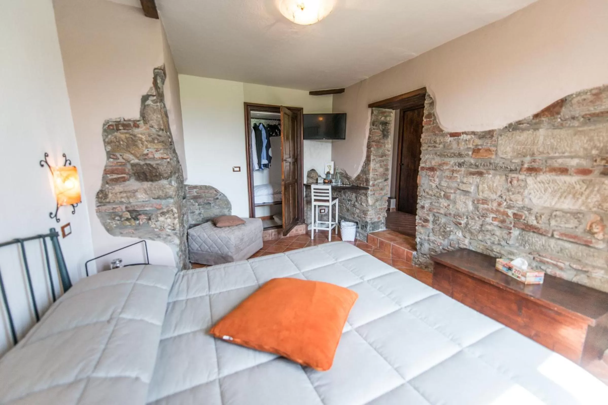 Photo of the whole room in B&B Borgo Cortese