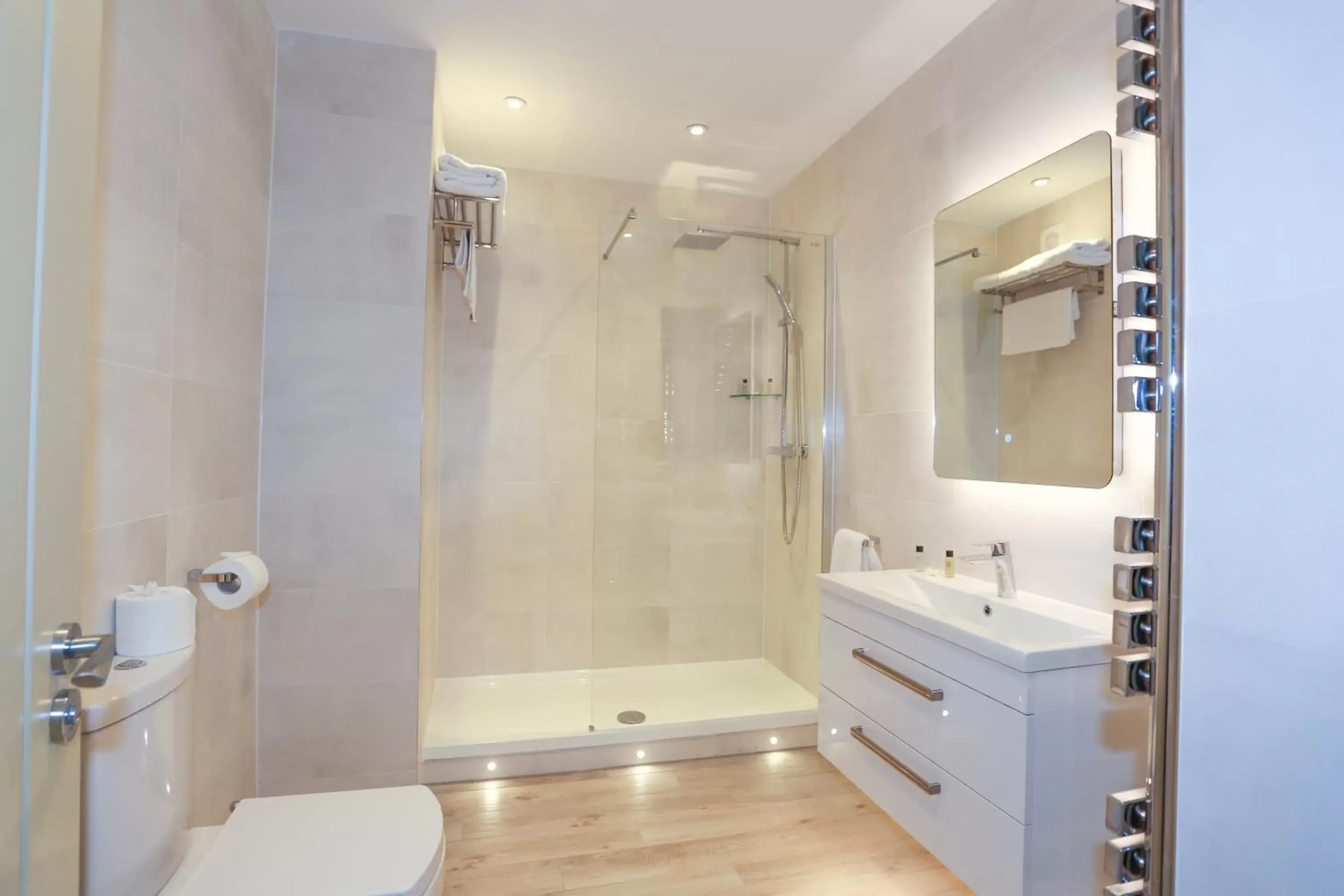 Courtyard Double Room in Duck Bay Hotel & Restaurant Courtyard Double Room in Duck Bay Hotel & Restaurant