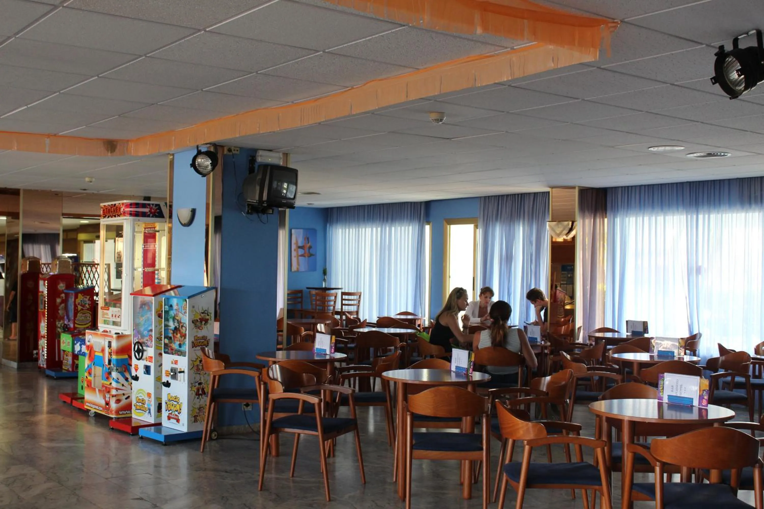 Communal lounge/ TV room in Hotel Esplendid