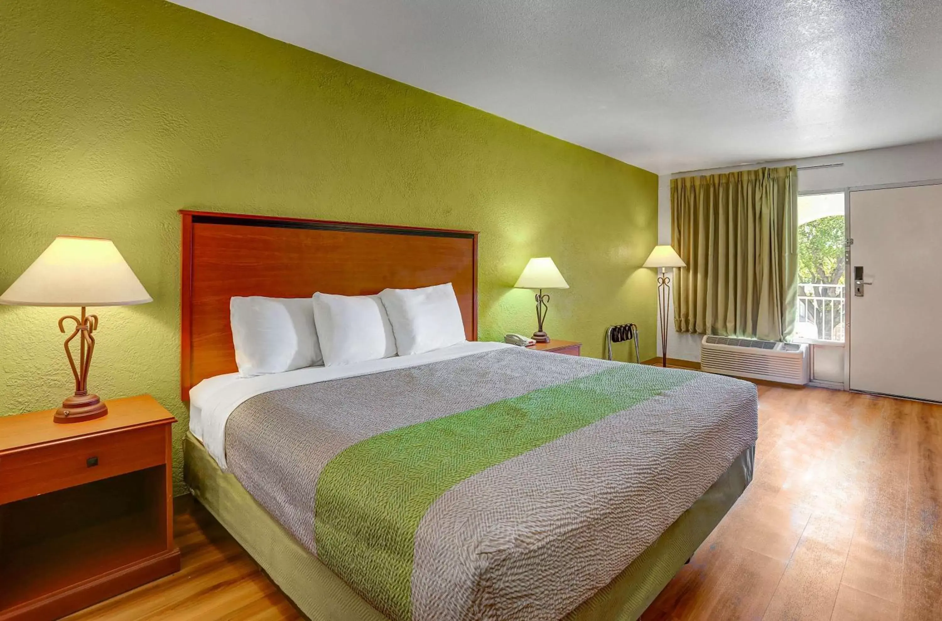 Deluxe King Room - Non-Smoking in Econo Lodge Deluxe King Room - Non-Smoking in Econo Lodge