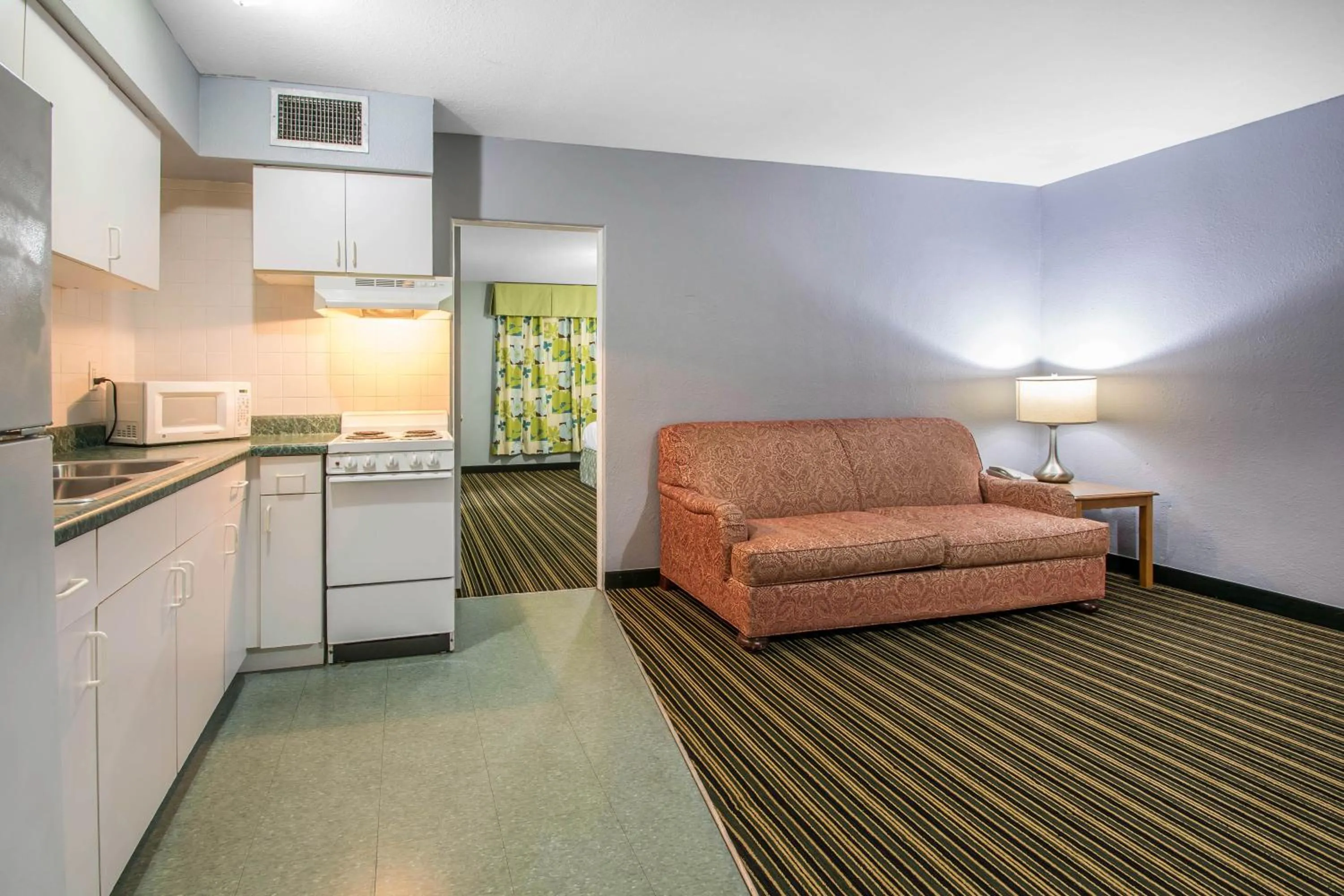 Kitchen or kitchenette in Rodeway Inn & Suites Winter Haven Chain of Lakes