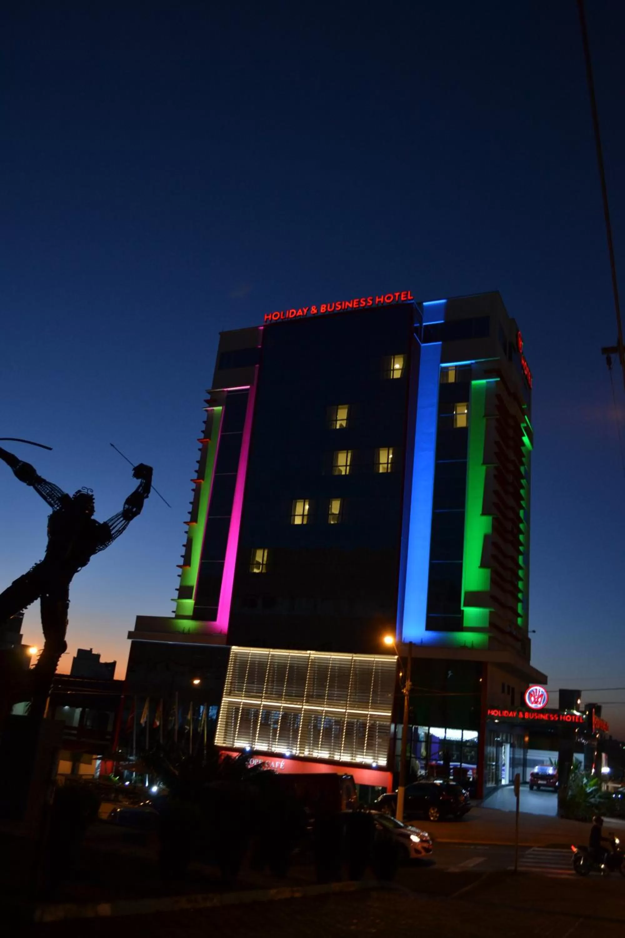 Holiday & Business Hotel - Em frente ao Centro de Eventos e Arena Conda