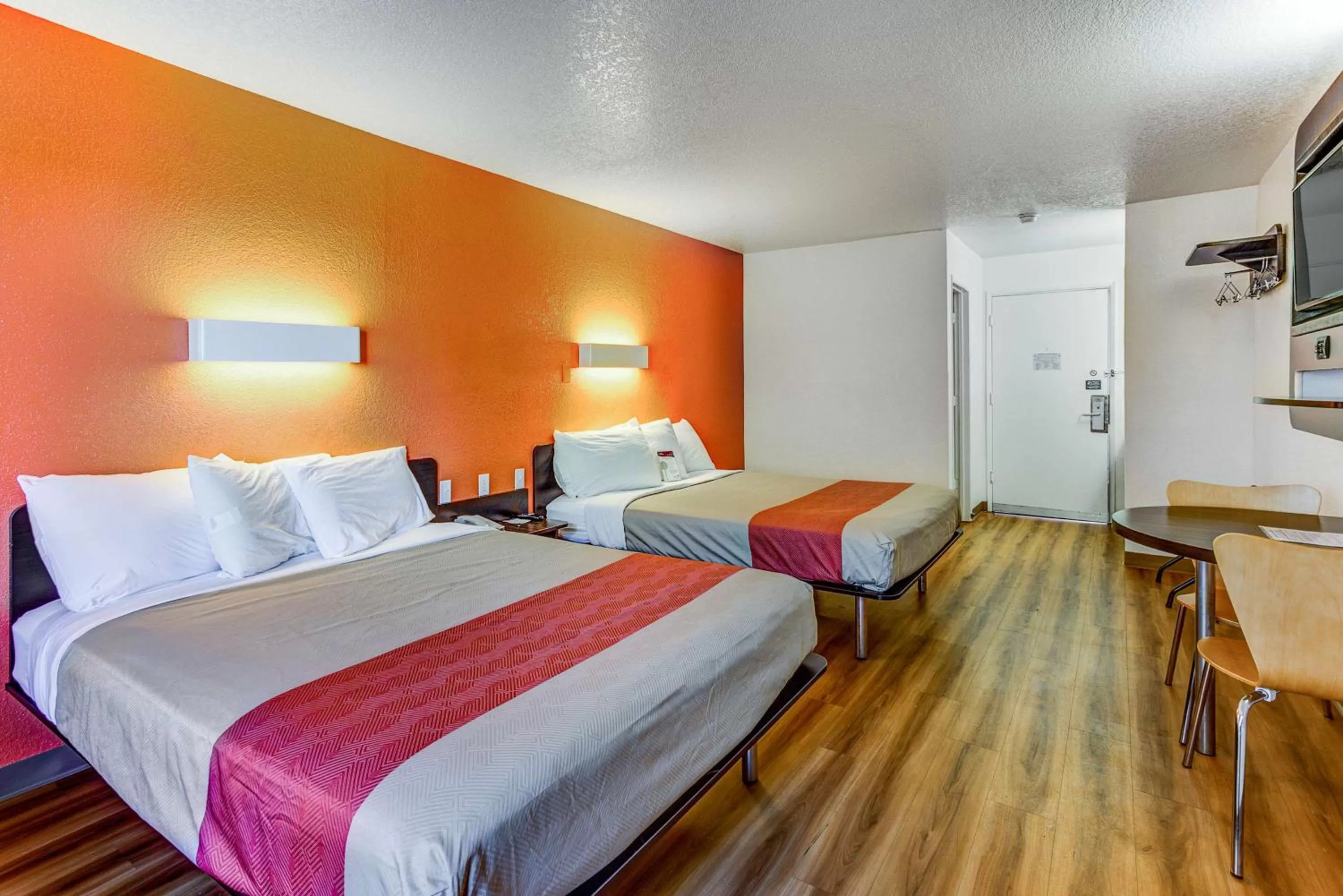TV and multimedia, Bed in Motel 6-Portland, OR - Tigard West