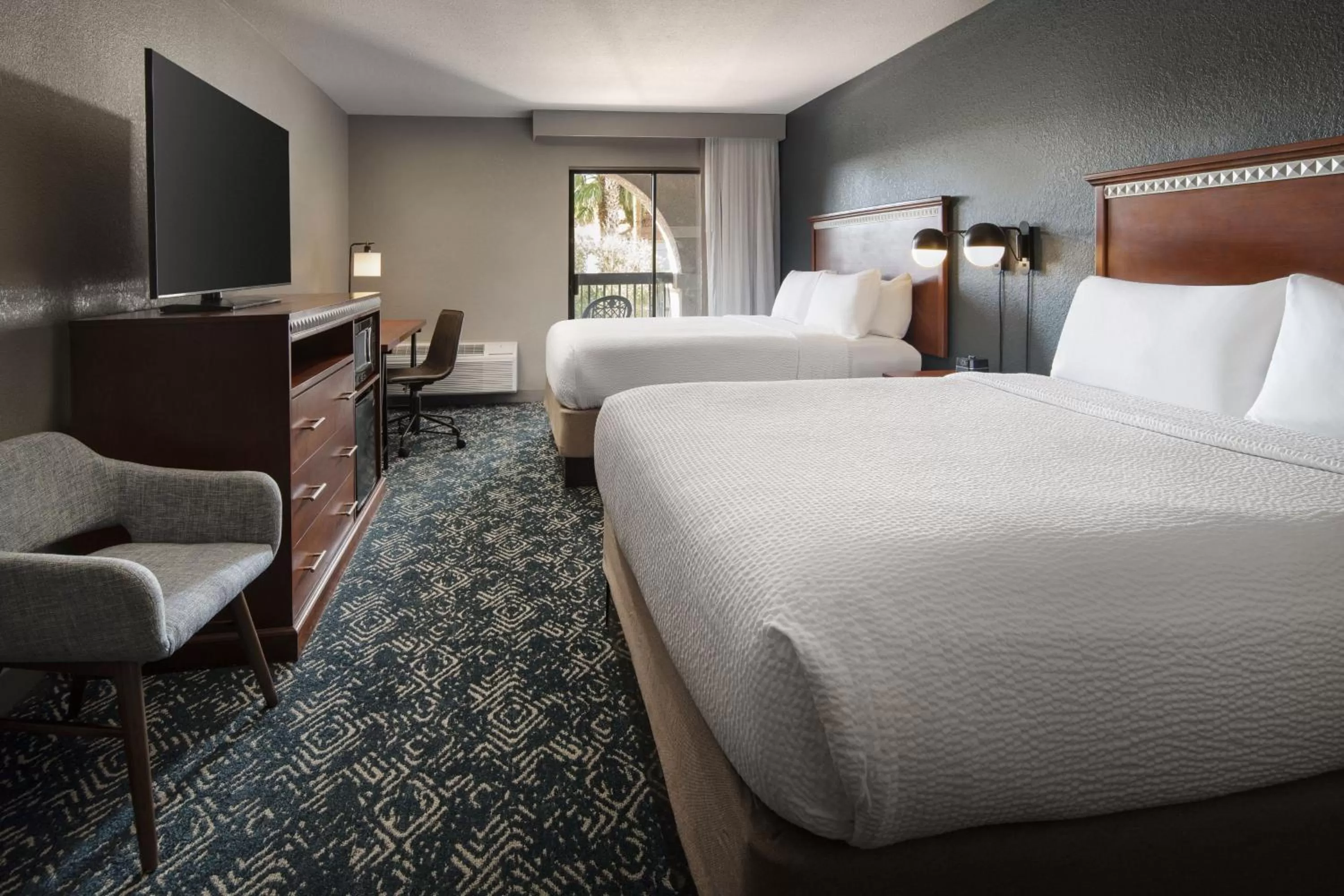 Photo of the whole room, Bed in Four Points by Sheraton Tucson Airport