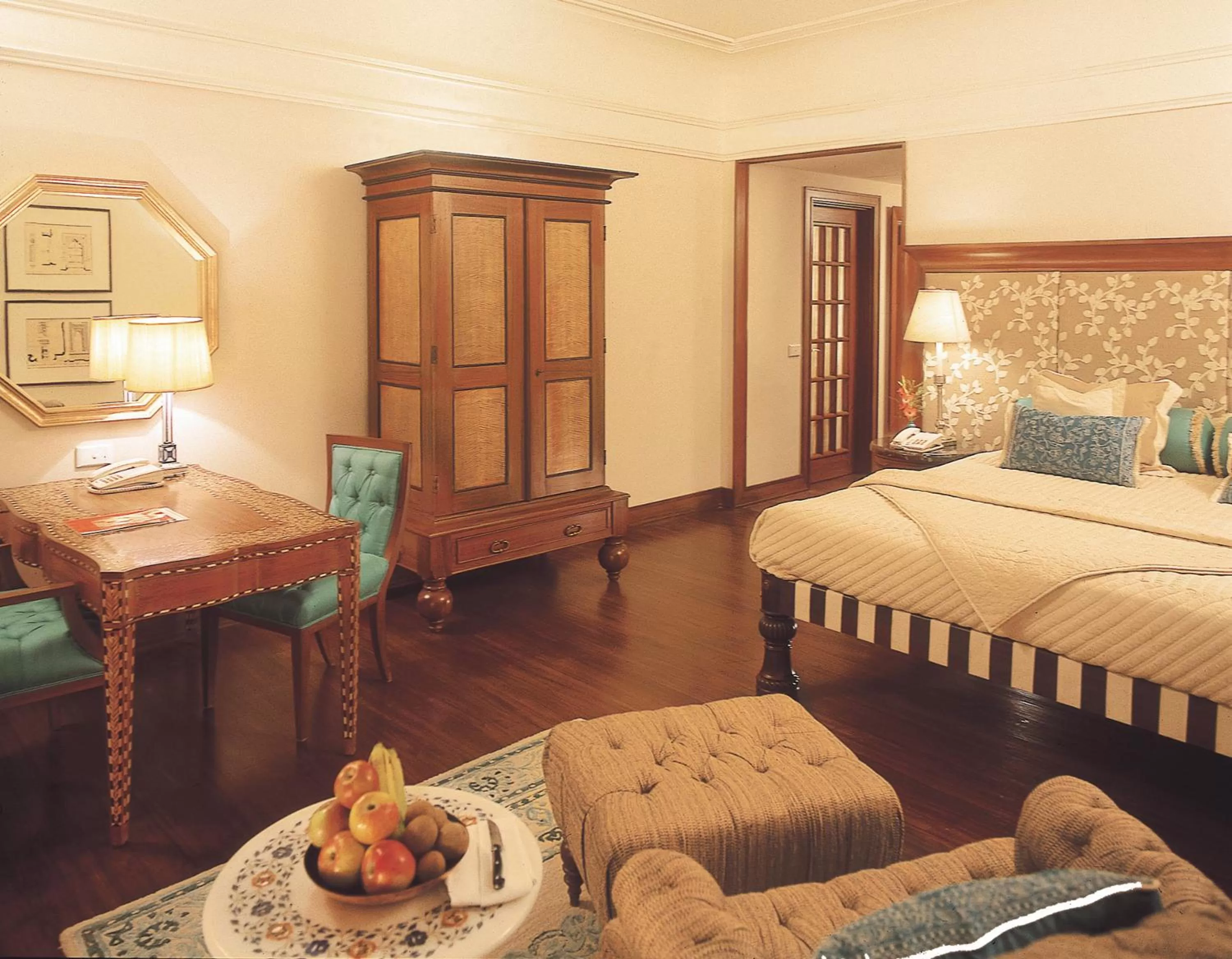 Photo of the whole room, Bed in The Oberoi Amarvilas Agra