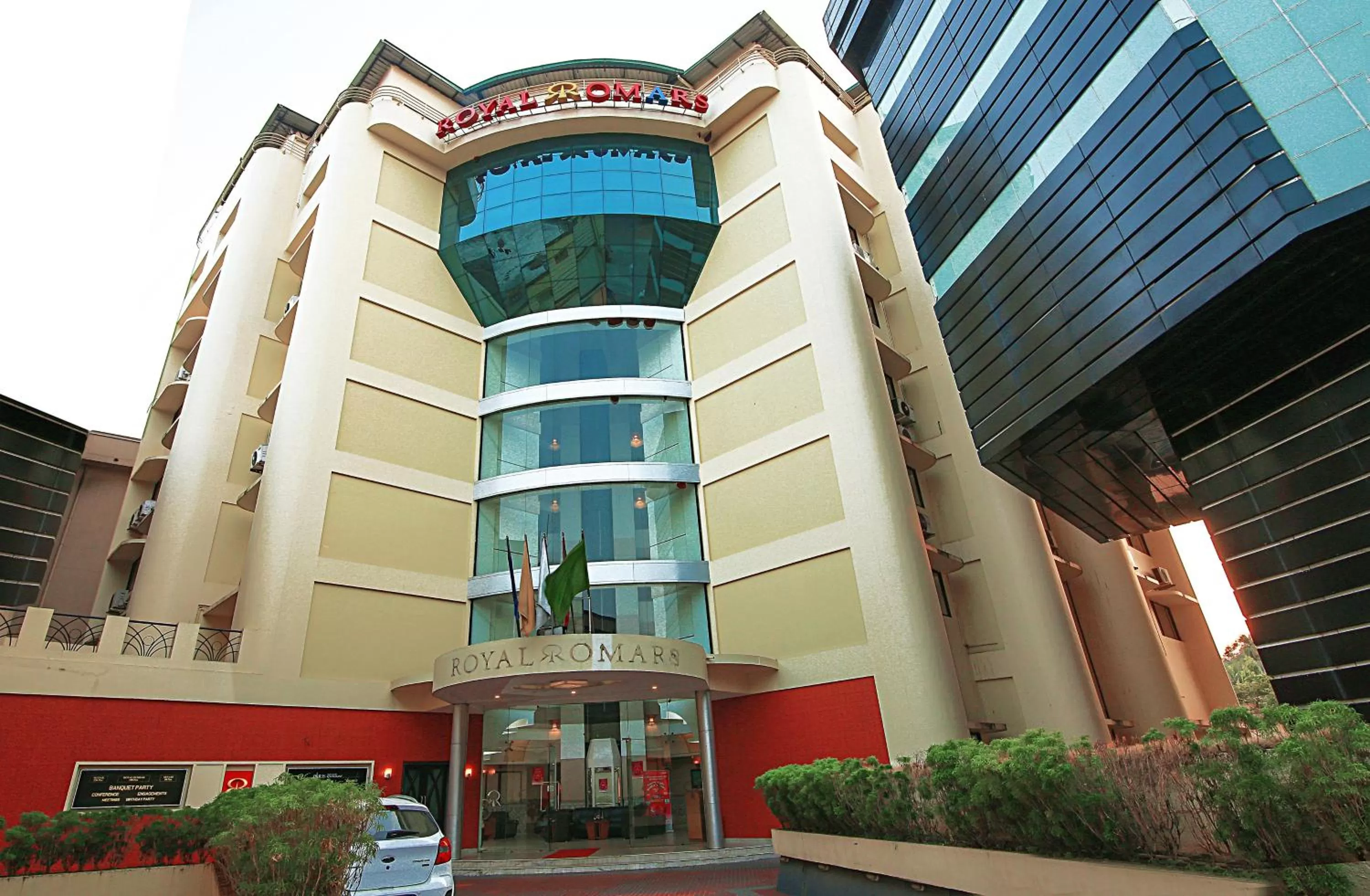 Facade/entrance in Royal Omars