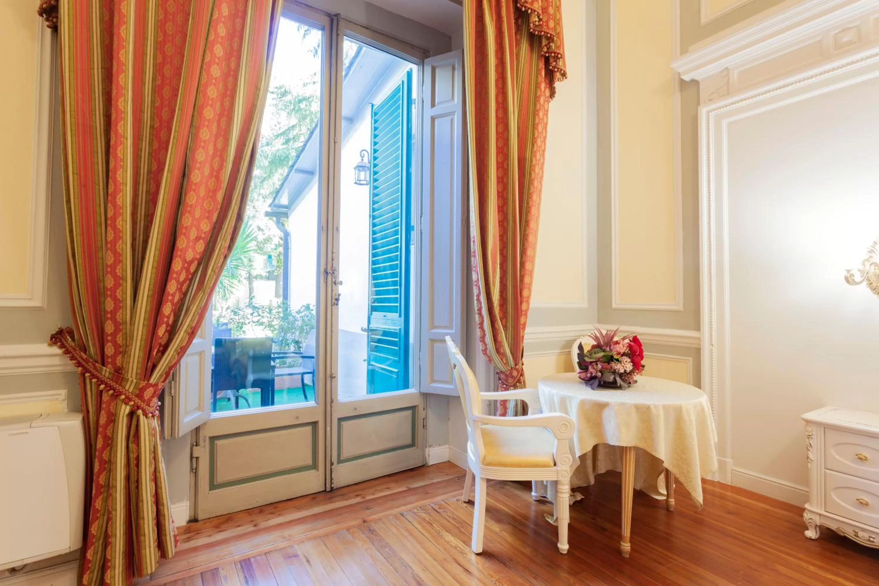 Photo of the whole room in Villa Royal