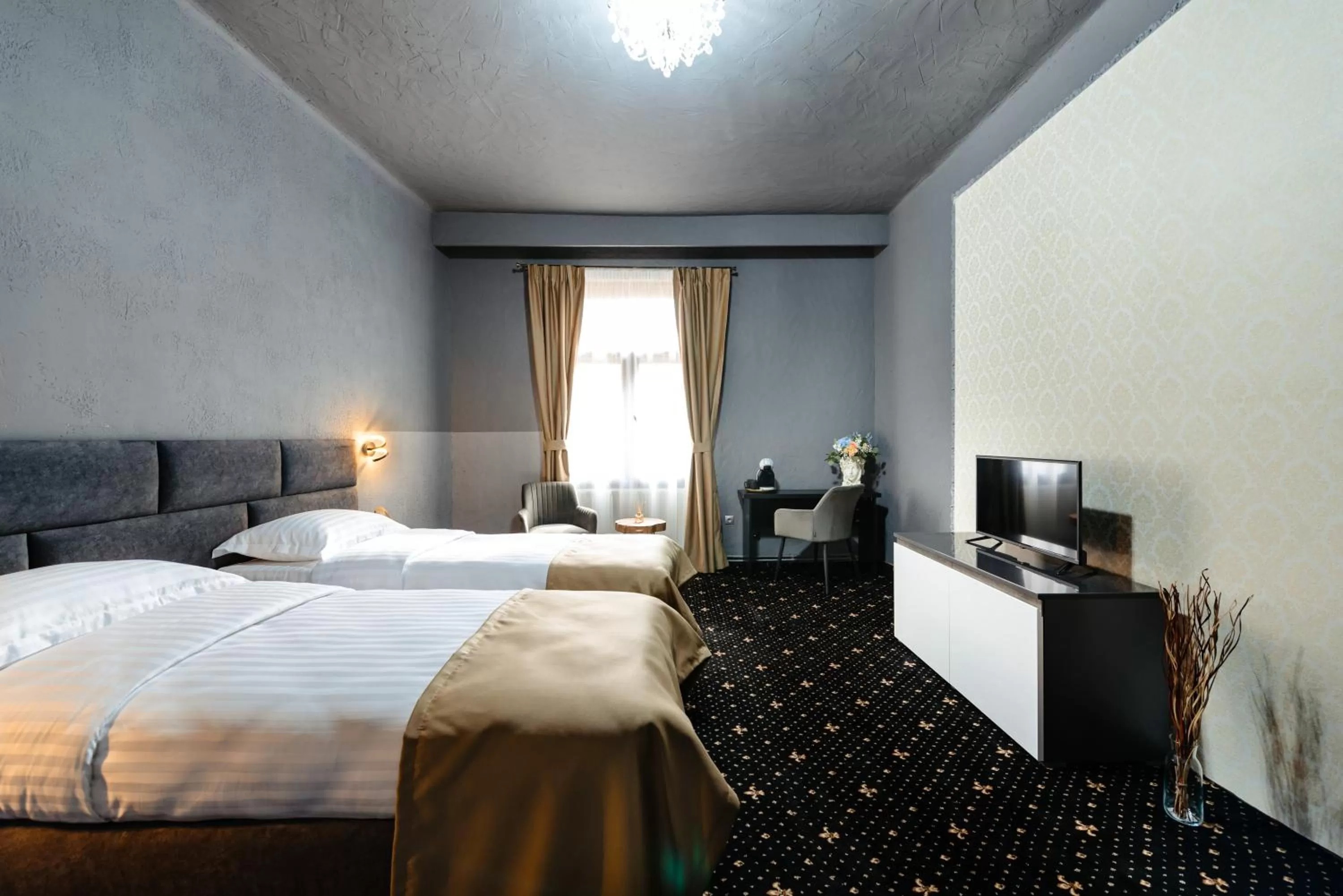 TV and multimedia, Bed in Palace Bulevard Inn