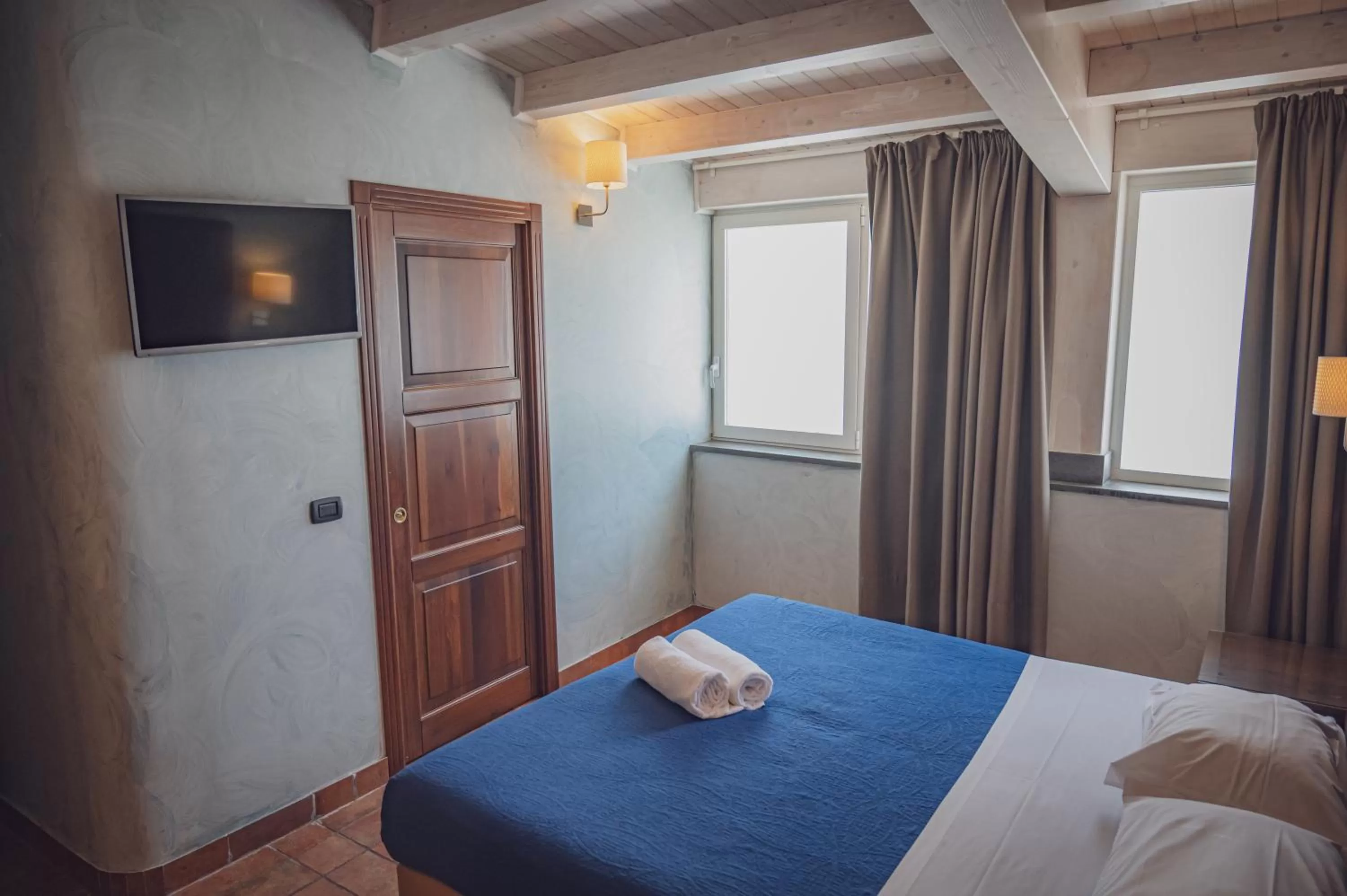 Bed, TV/Entertainment Center in La Dimora del Faro