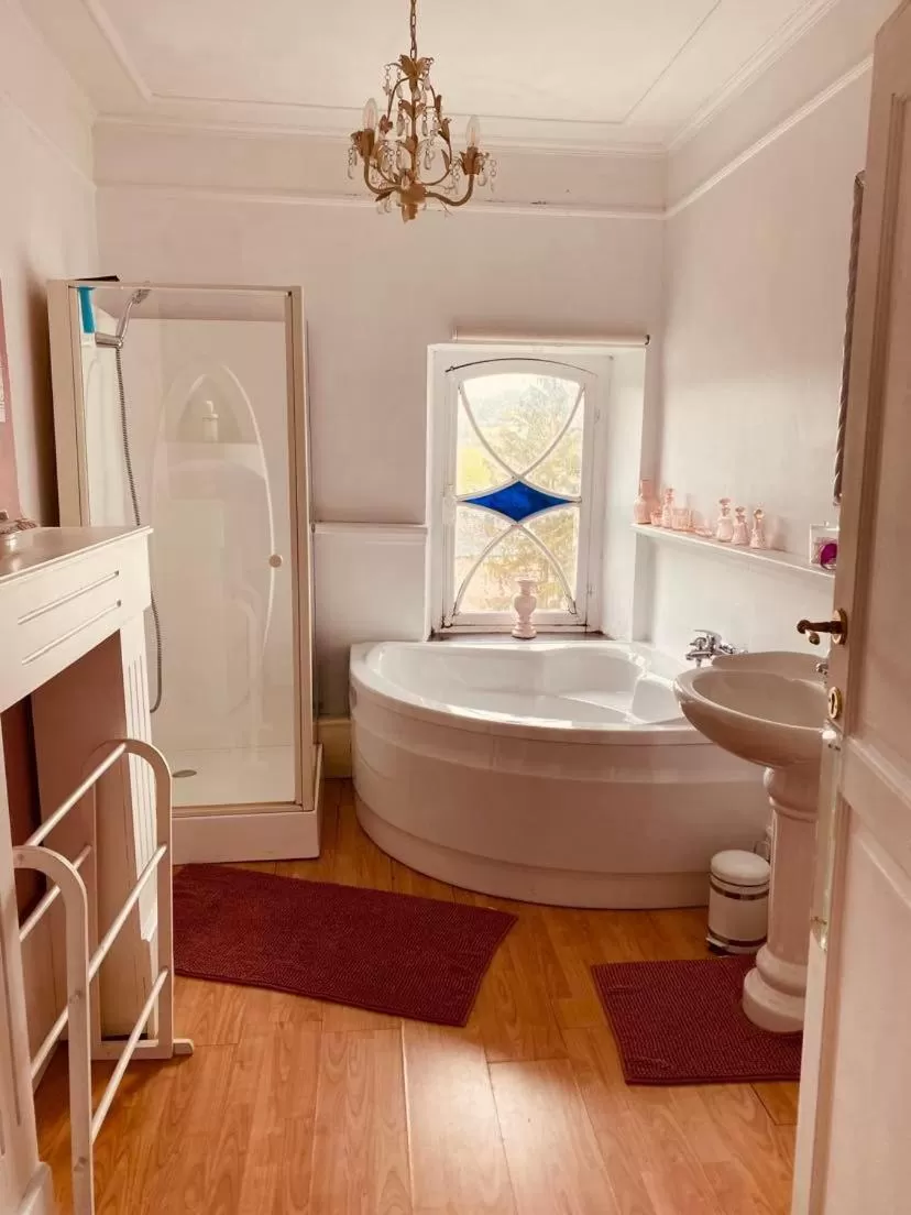 Bathroom, Bed in B&B Villa Belle Epoque