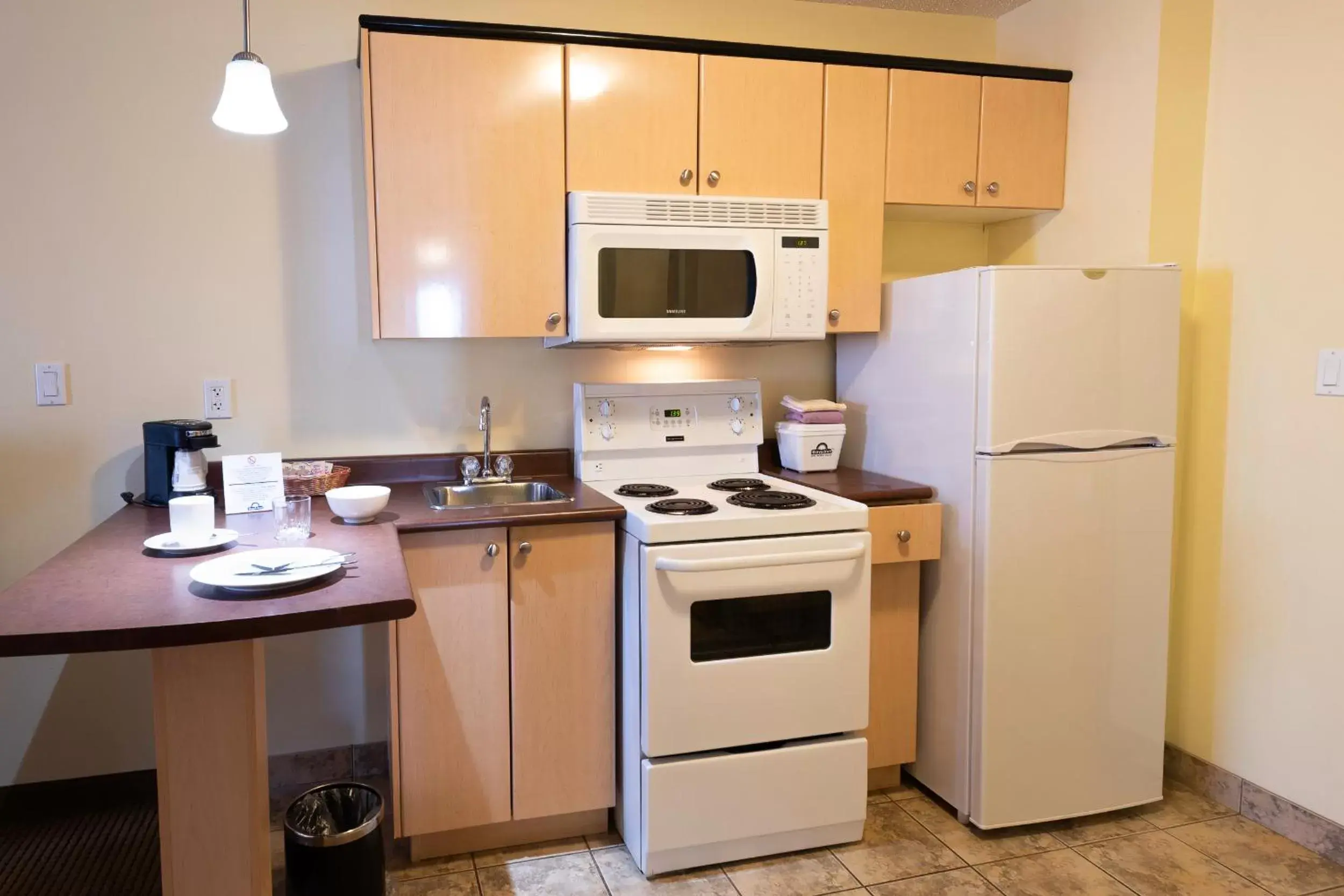 Deluxe Efficiency King Room - Smoking in Days Inn by Wyndham Bonnyville Deluxe Efficiency King Room - Smoking in Days Inn by Wyndham Bonnyville