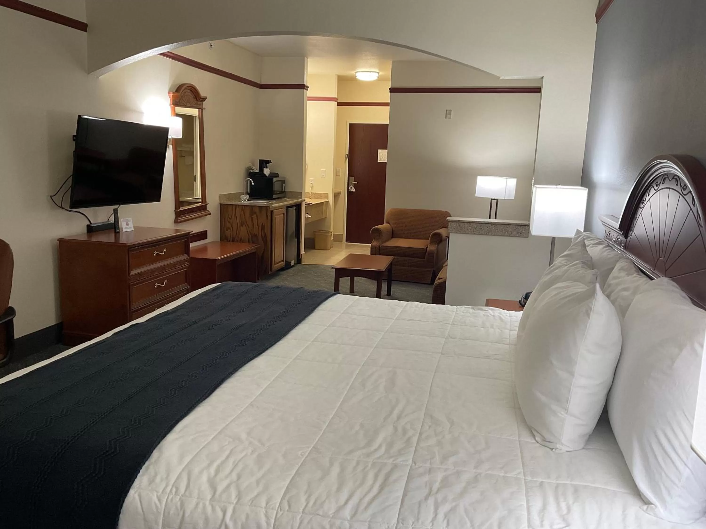 Bedroom, Bed in Budget Host Inn and Suites Cameron