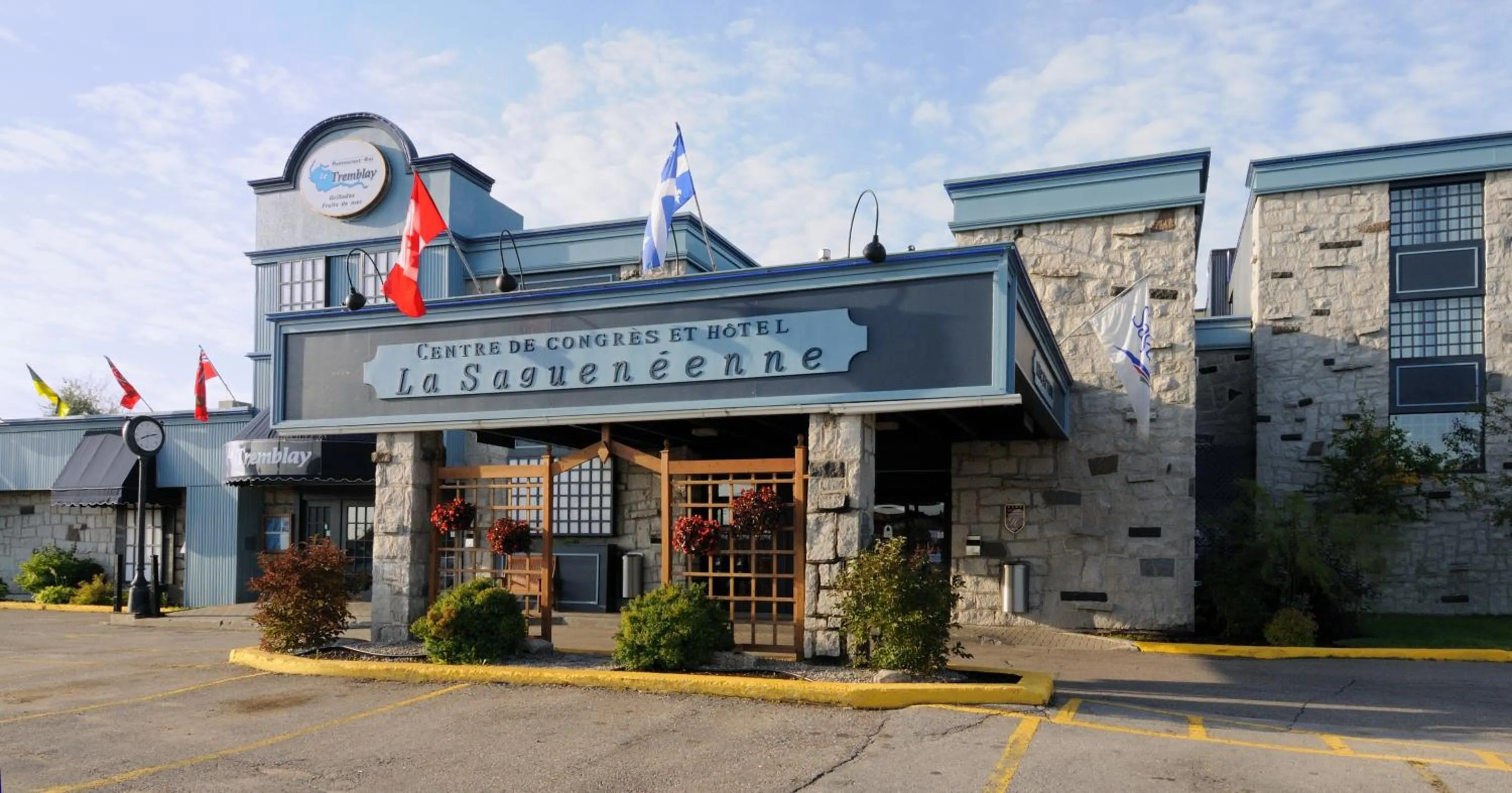 Facade/entrance in La Saguenéenne - Hôtel et Centre de Congrès