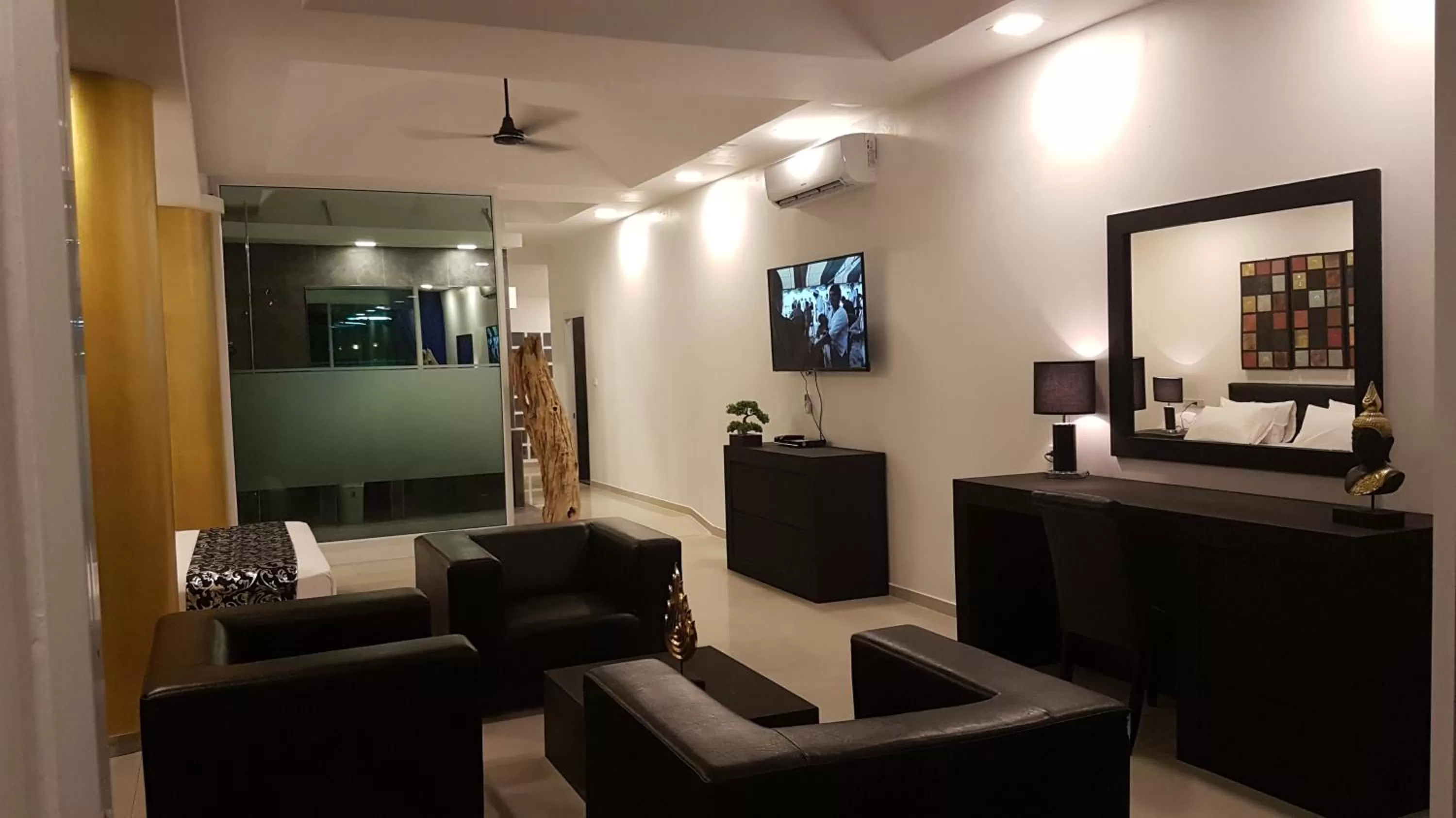 Photo of the whole room in East Suites