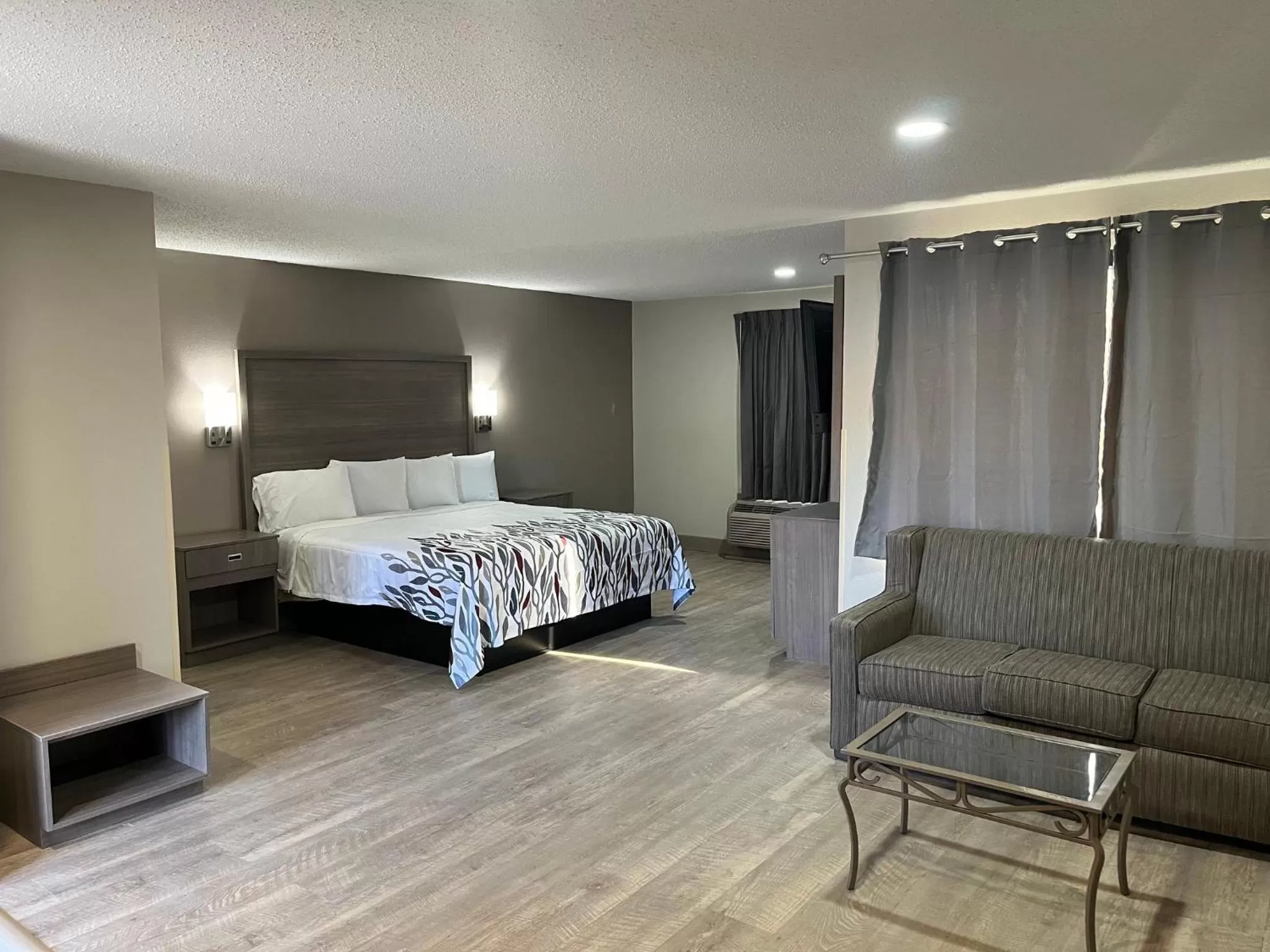 Photo of the whole room, Bed in Mulberry Inn and Plaza