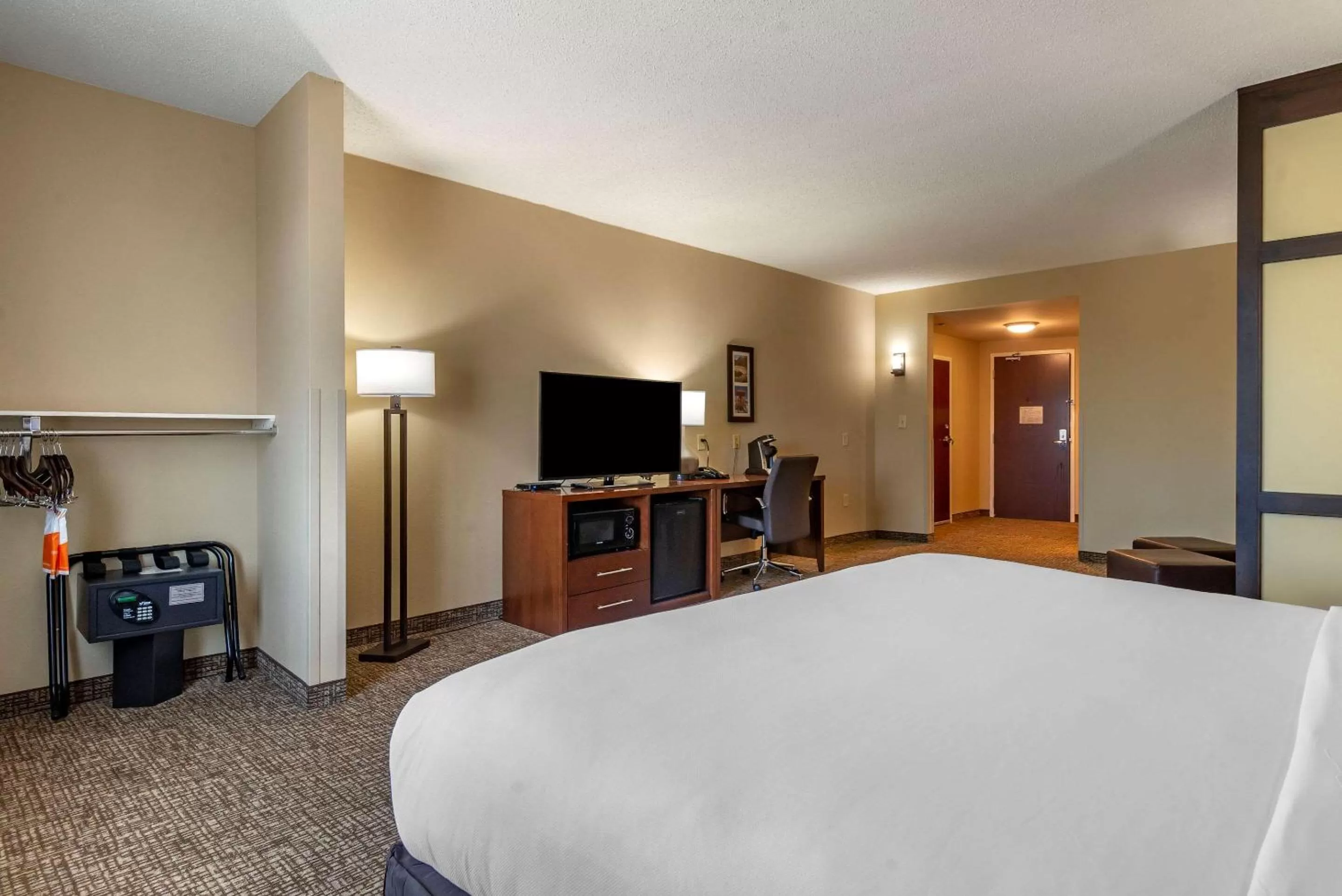 Bedroom, Bed in Comfort Suites Huntersville near Lake Norman