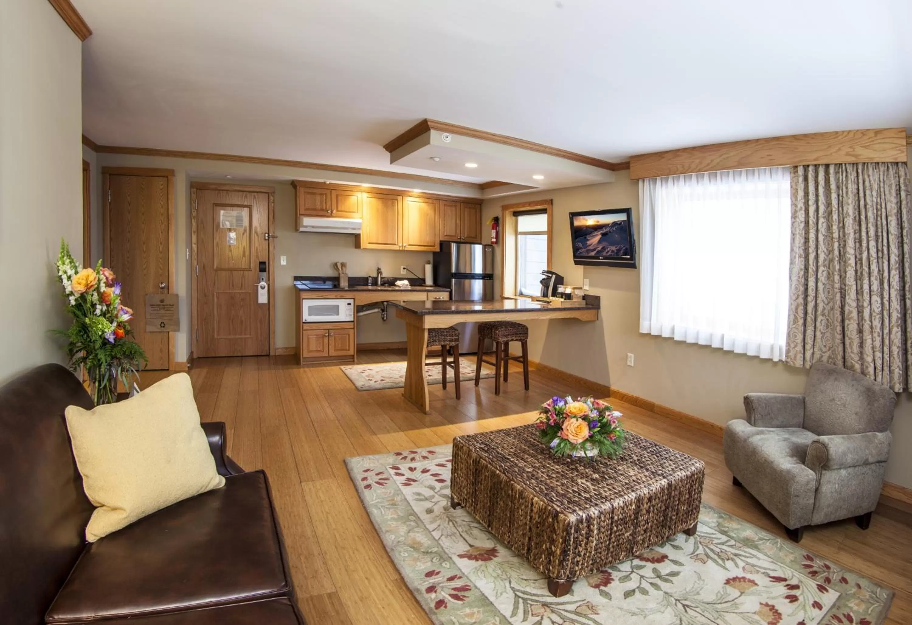 Kitchen or kitchenette, Seating Area in Golden Arrow Lakeside Resort