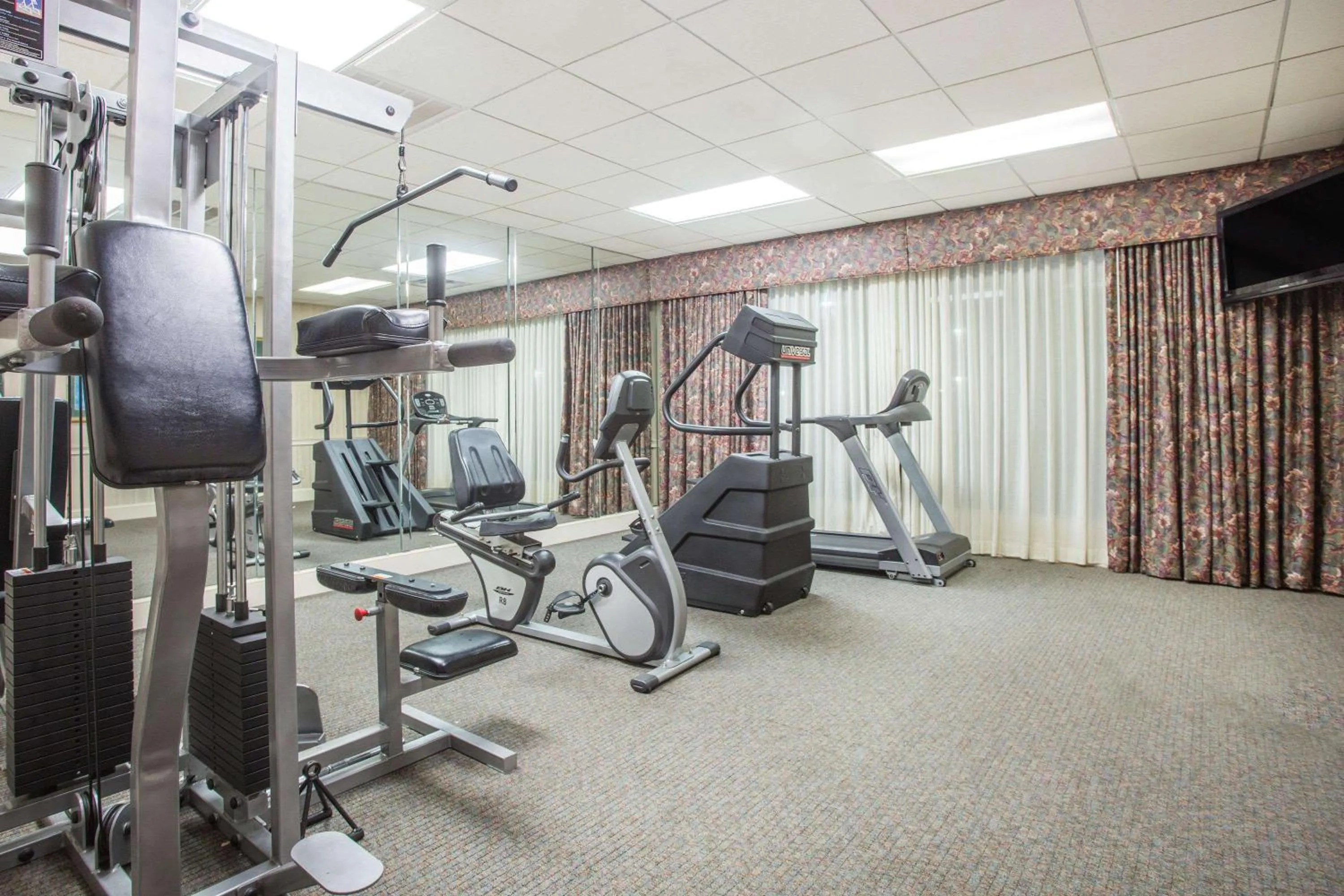 Fitness centre/facilities in Ramada by Wyndham & Suites Warner Robins