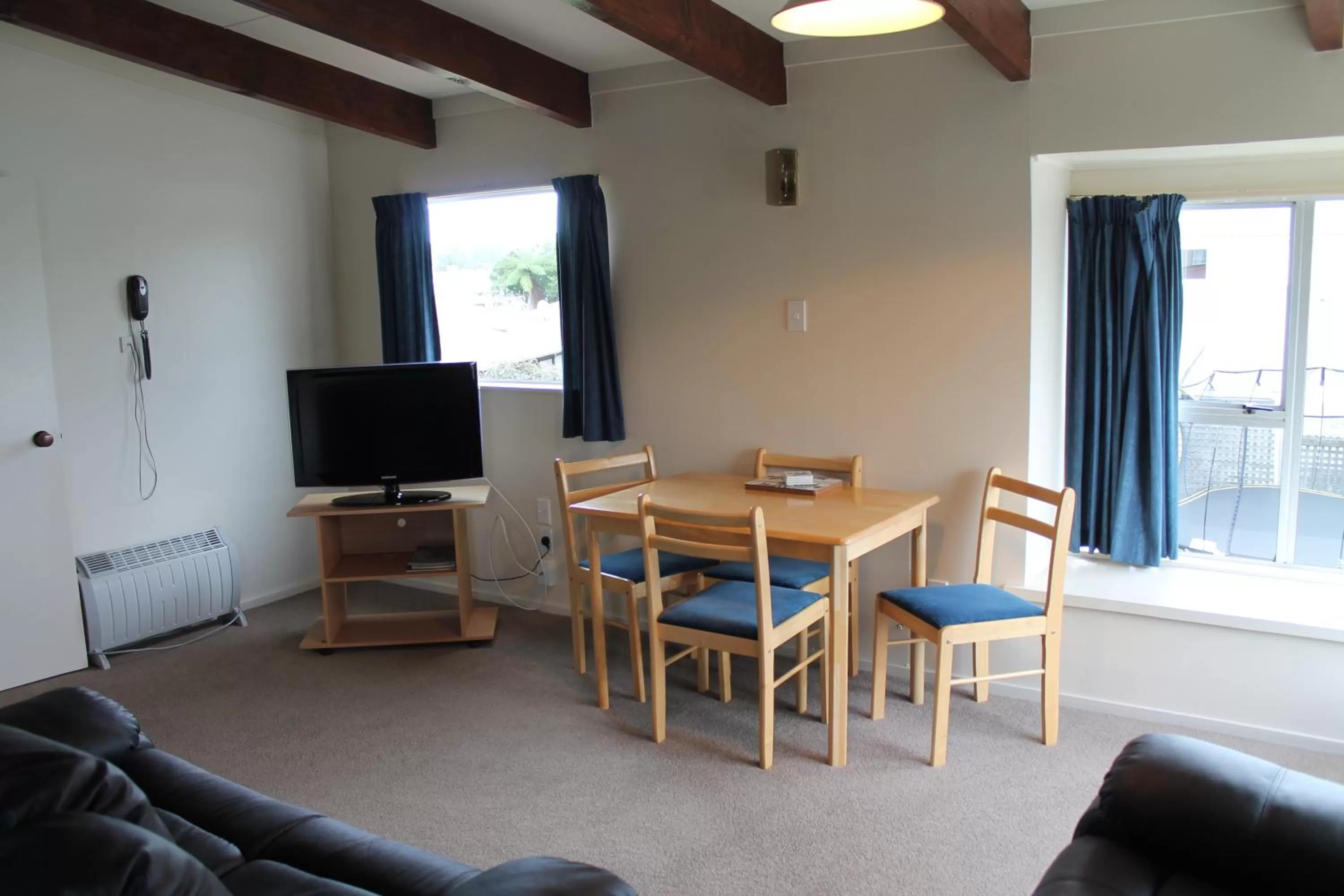 Living room in Riverview Motel