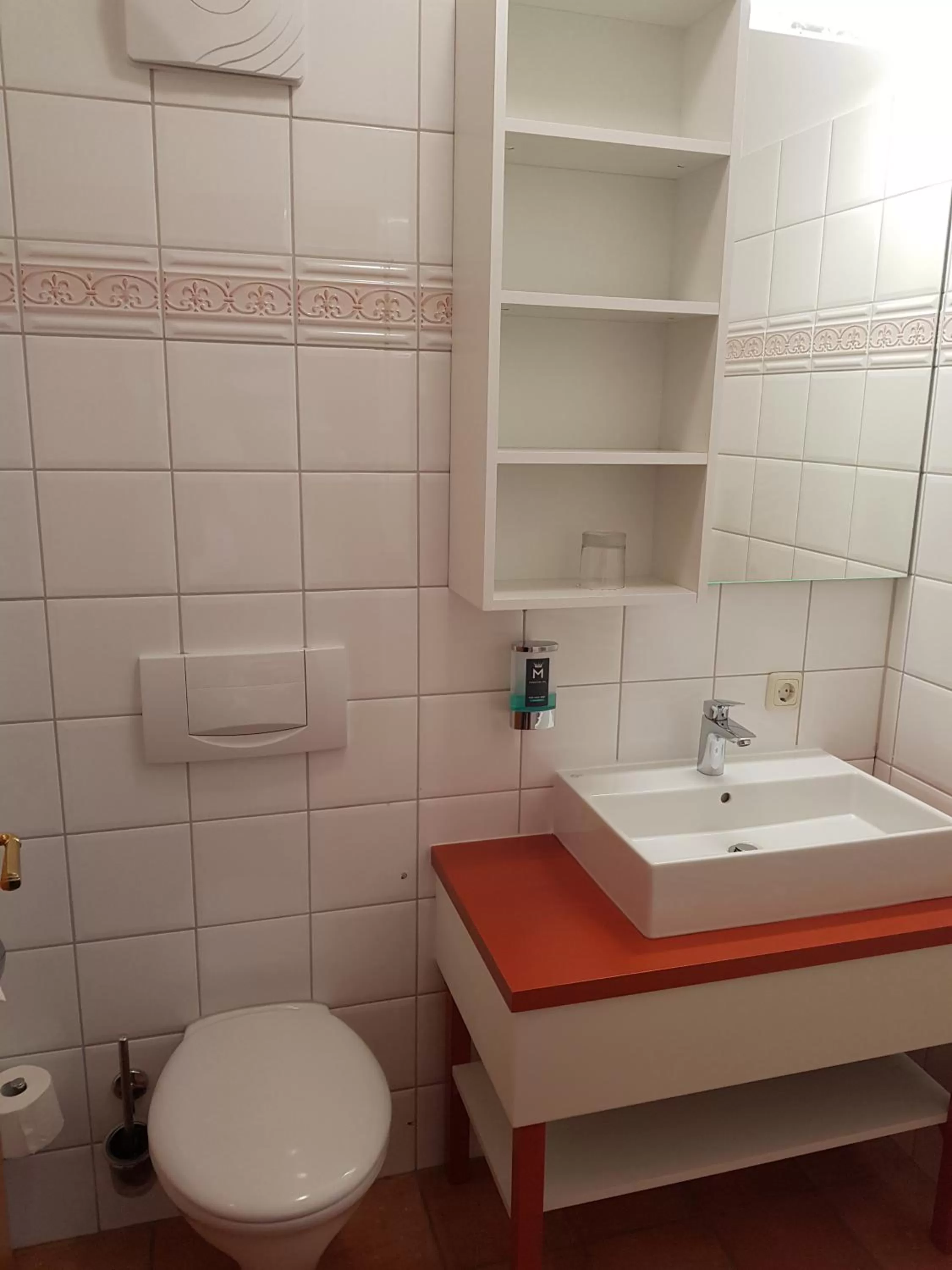 Toilet, Bathroom in Dreiklang Business & Spa Resort