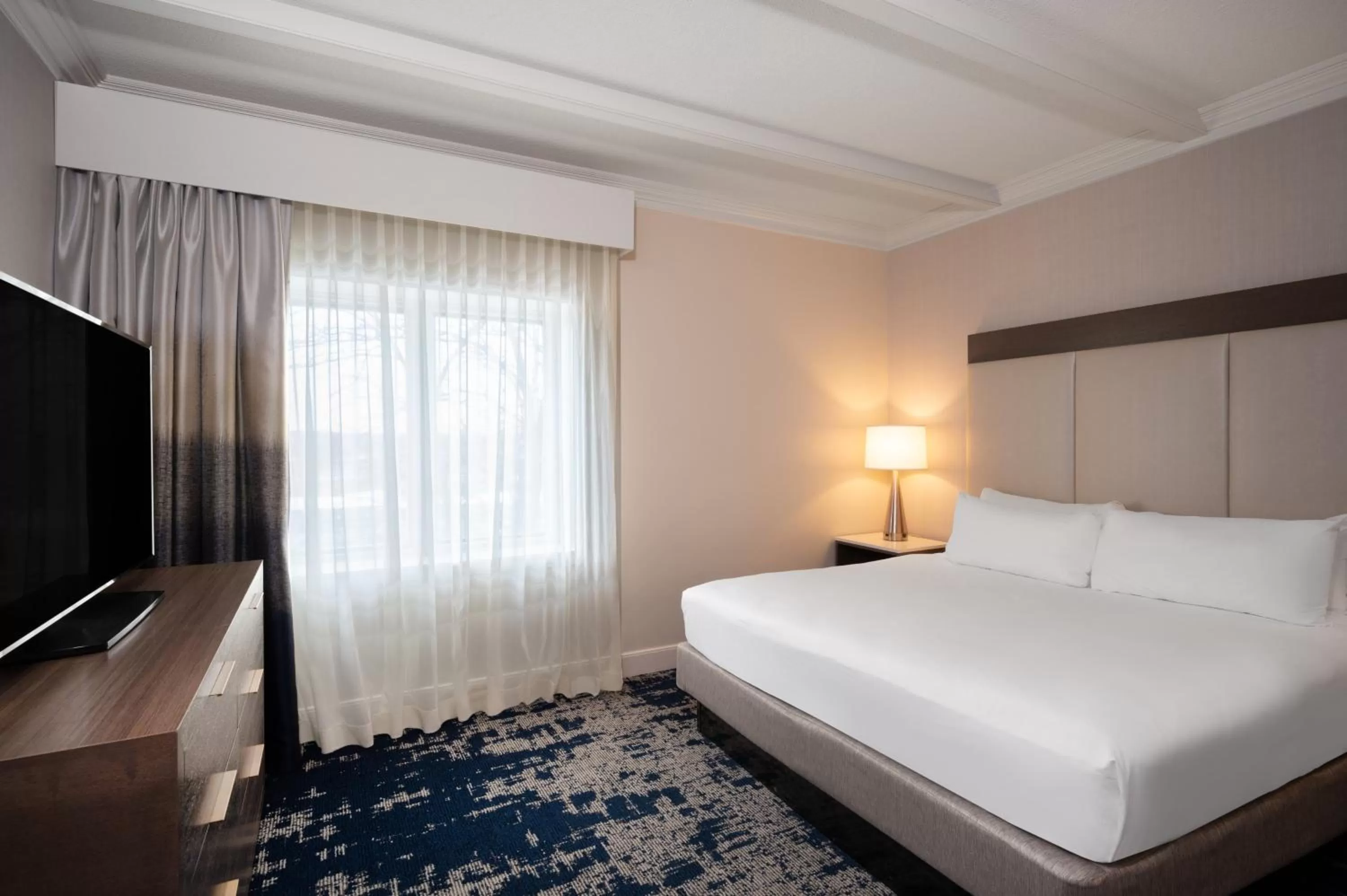 Bedroom, Bed in Crowne Plaza Albany - The Desmond Hotel