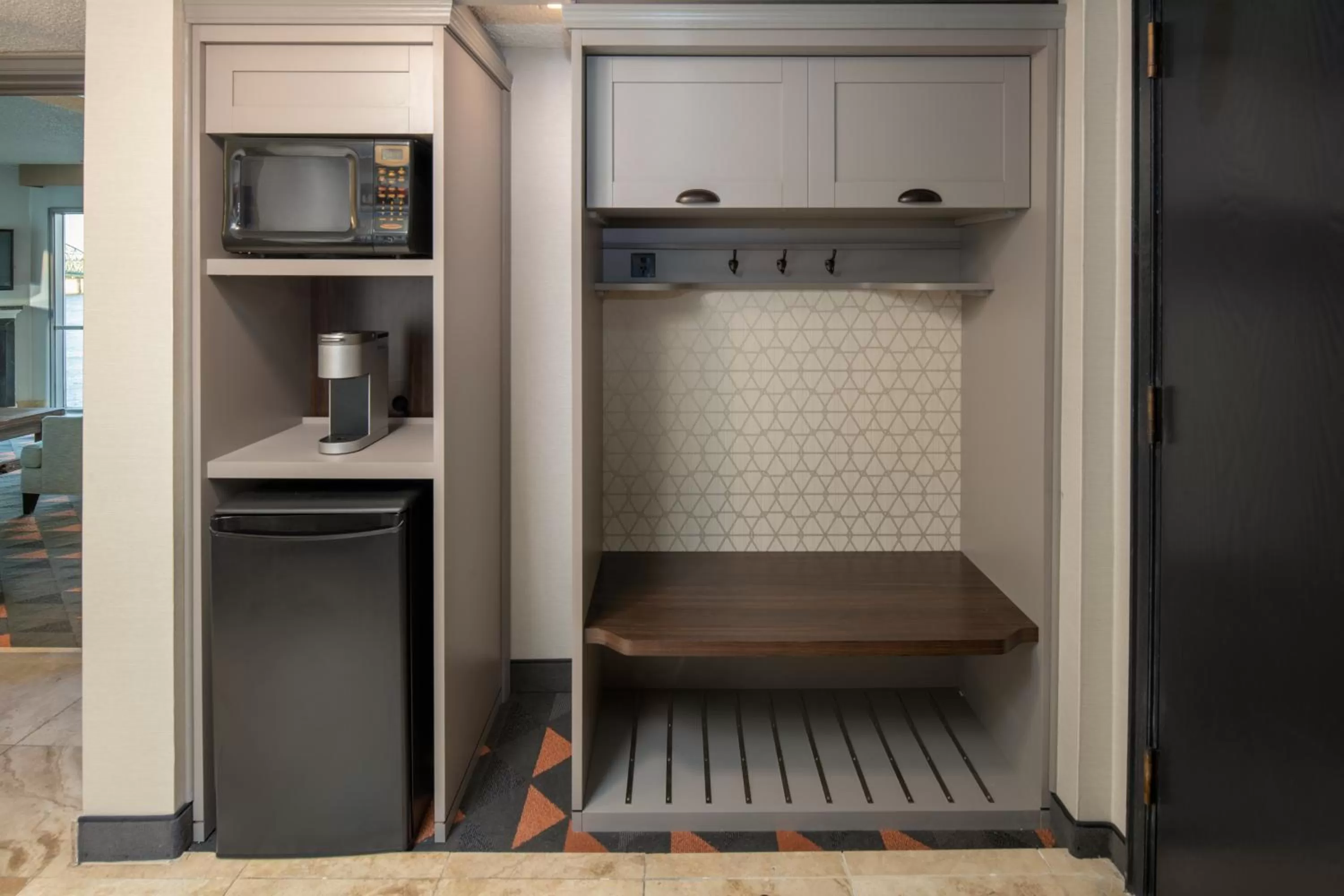 wardrobe in Holiday Inn Portland - Columbia Riverfront by IHG