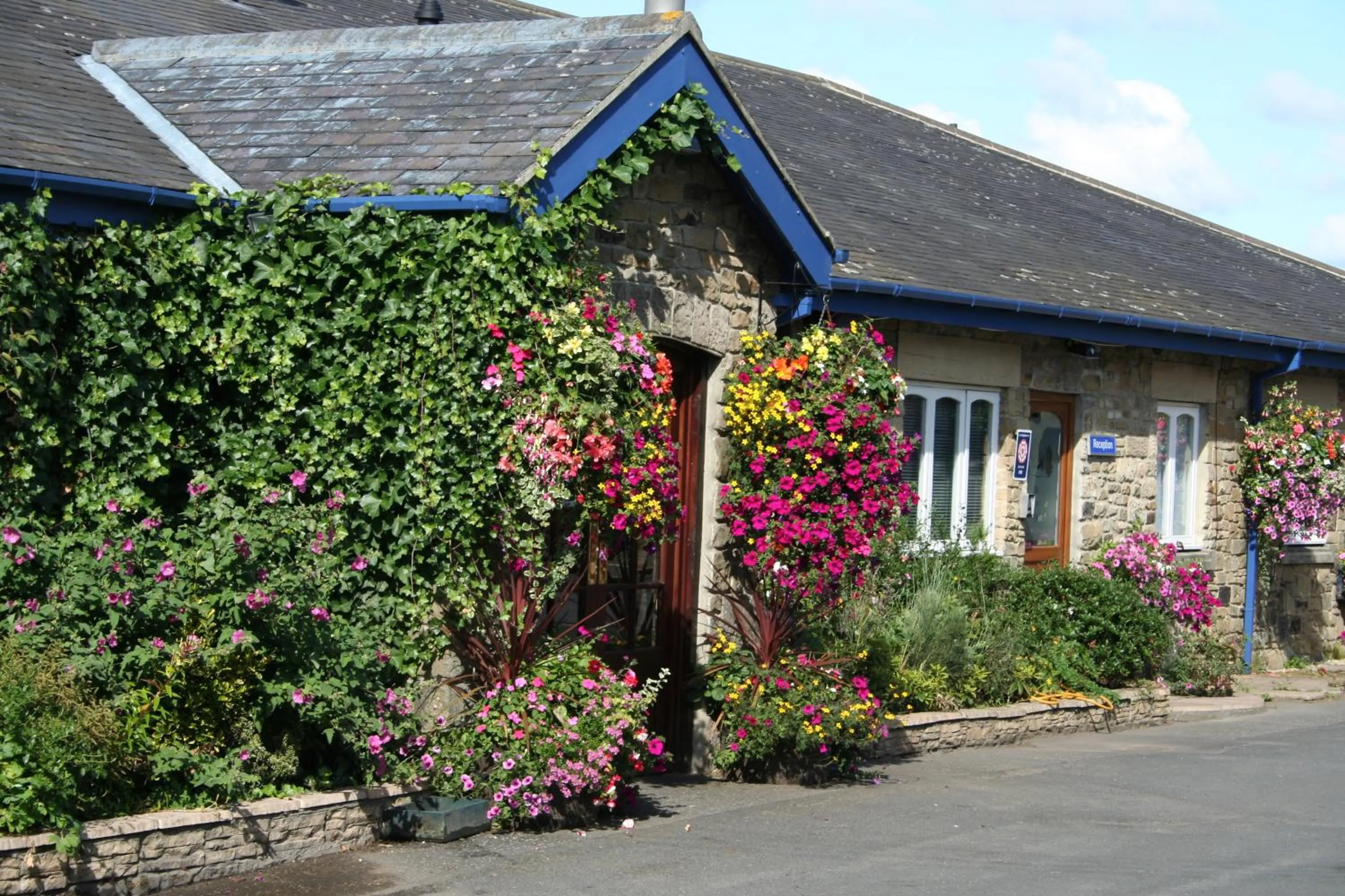 Facade/entrance in Bowes Incline Hotel