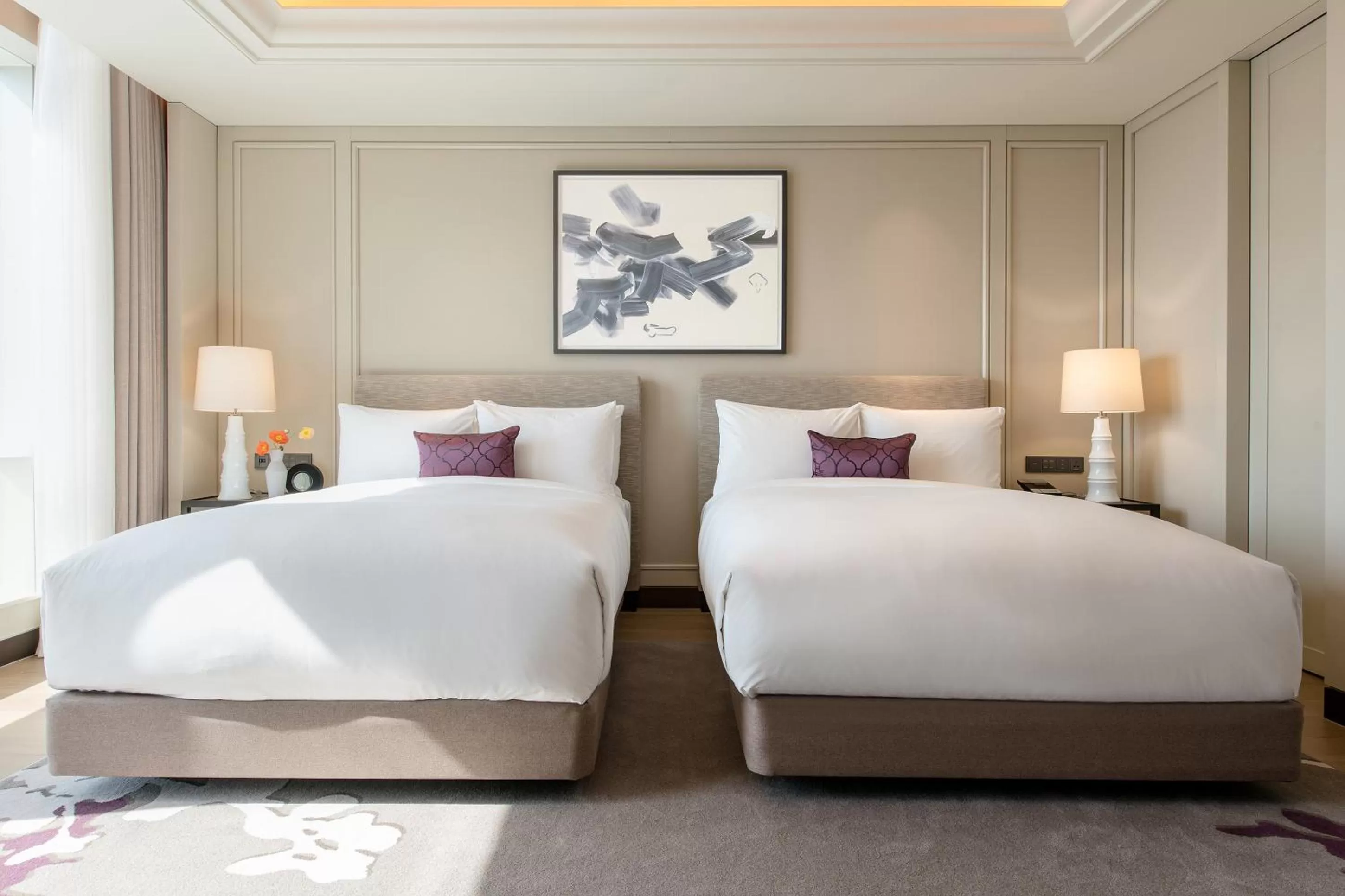 Photo of the whole room, Bed in Paradise City