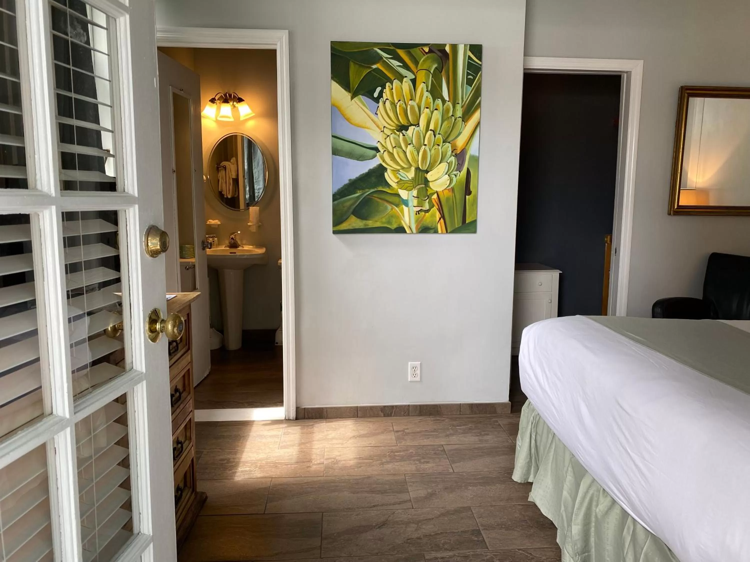 Bathroom, Bed in Douglas House