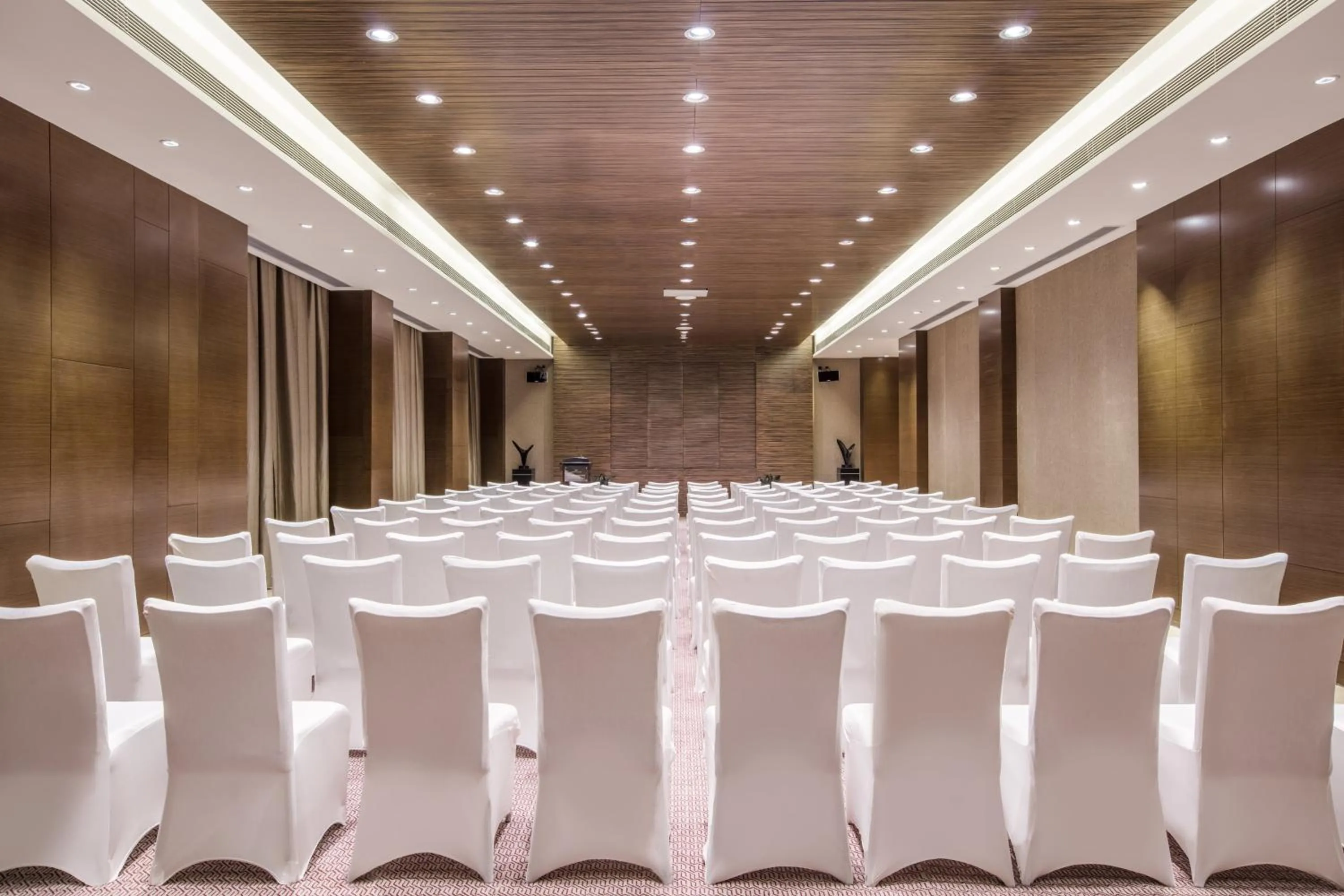 Meeting/conference room in Crowne Plaza Huangshan Yucheng by IHG
