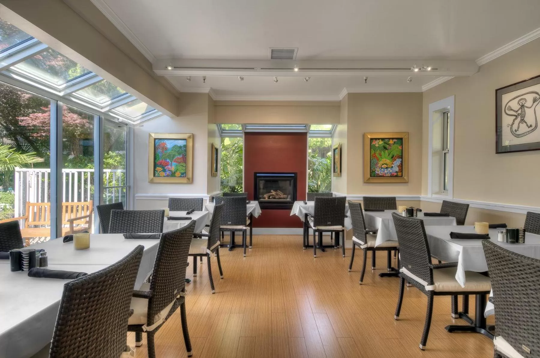 Restaurant/places to eat in Dinah's Garden Hotel