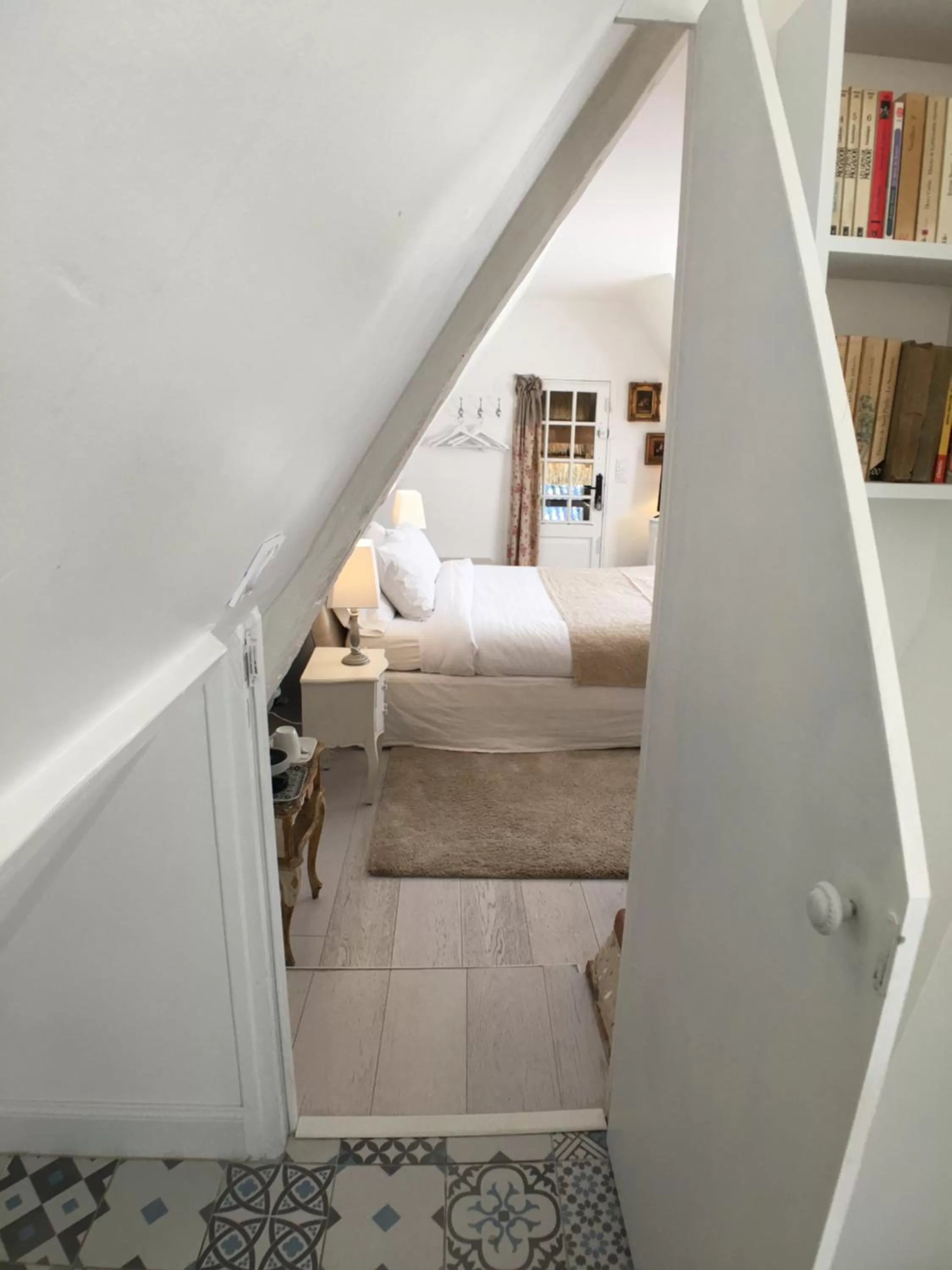 Photo of the whole room, Bed in La Romance et la Romanesque