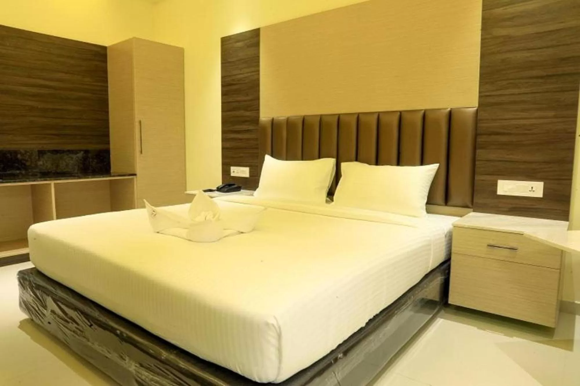 Photo of the whole room, Bed in Laya Regency