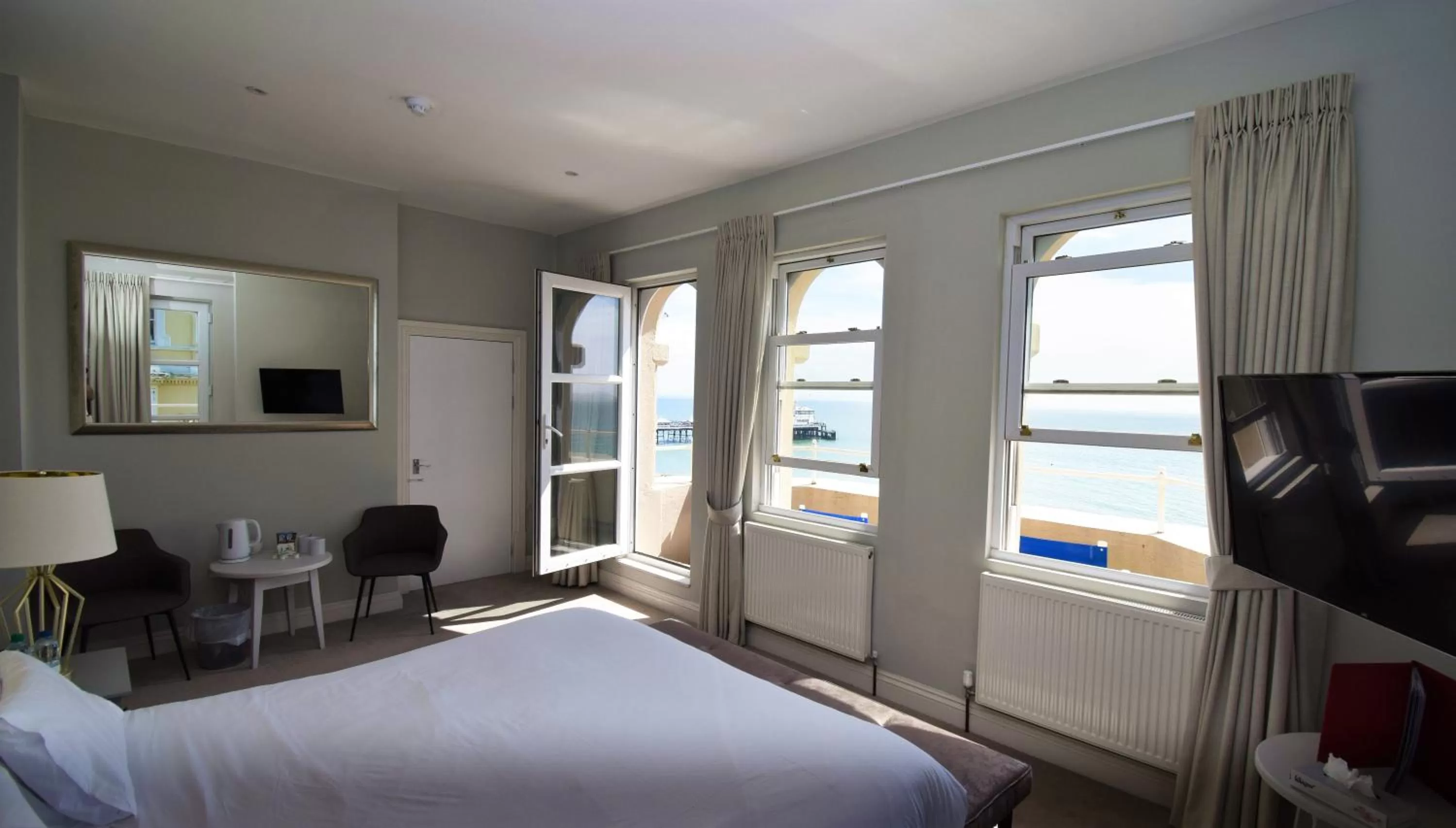 Seating area, Bed in The Chatsworth Hotel