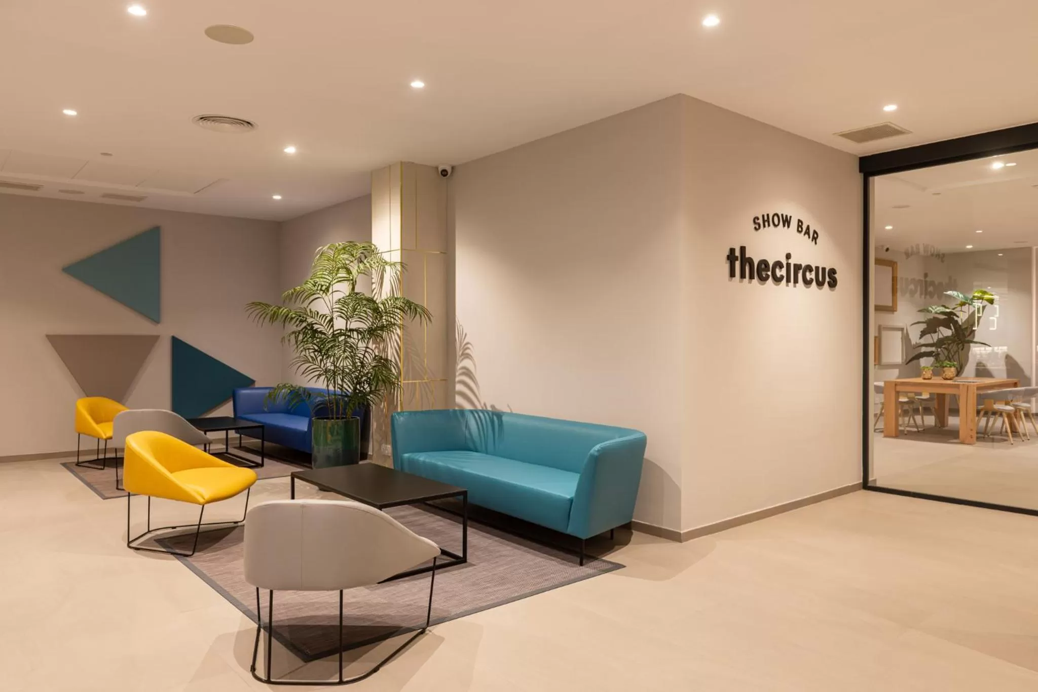 Lounge or bar in L'Azure Hotel 4* Sup